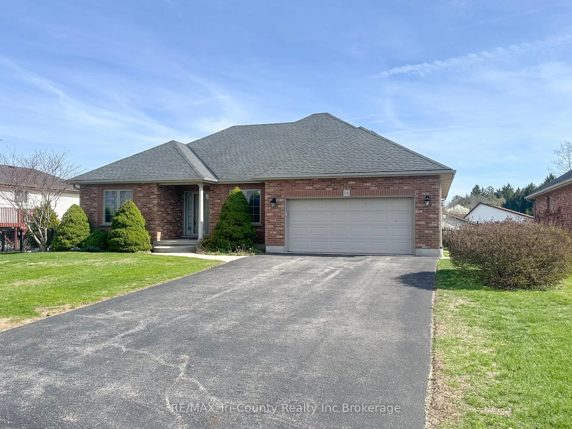 Photo 2 of 14 Yeager Avenue, Norfolk, Simcoe — HOMEH