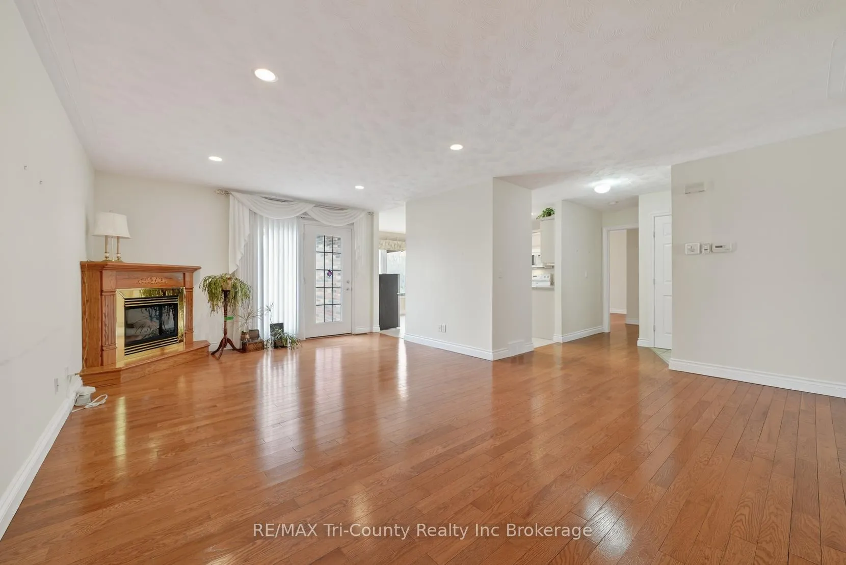 Photo 3 of 14 Yeager Avenue, Norfolk, Simcoe — HOMEH
