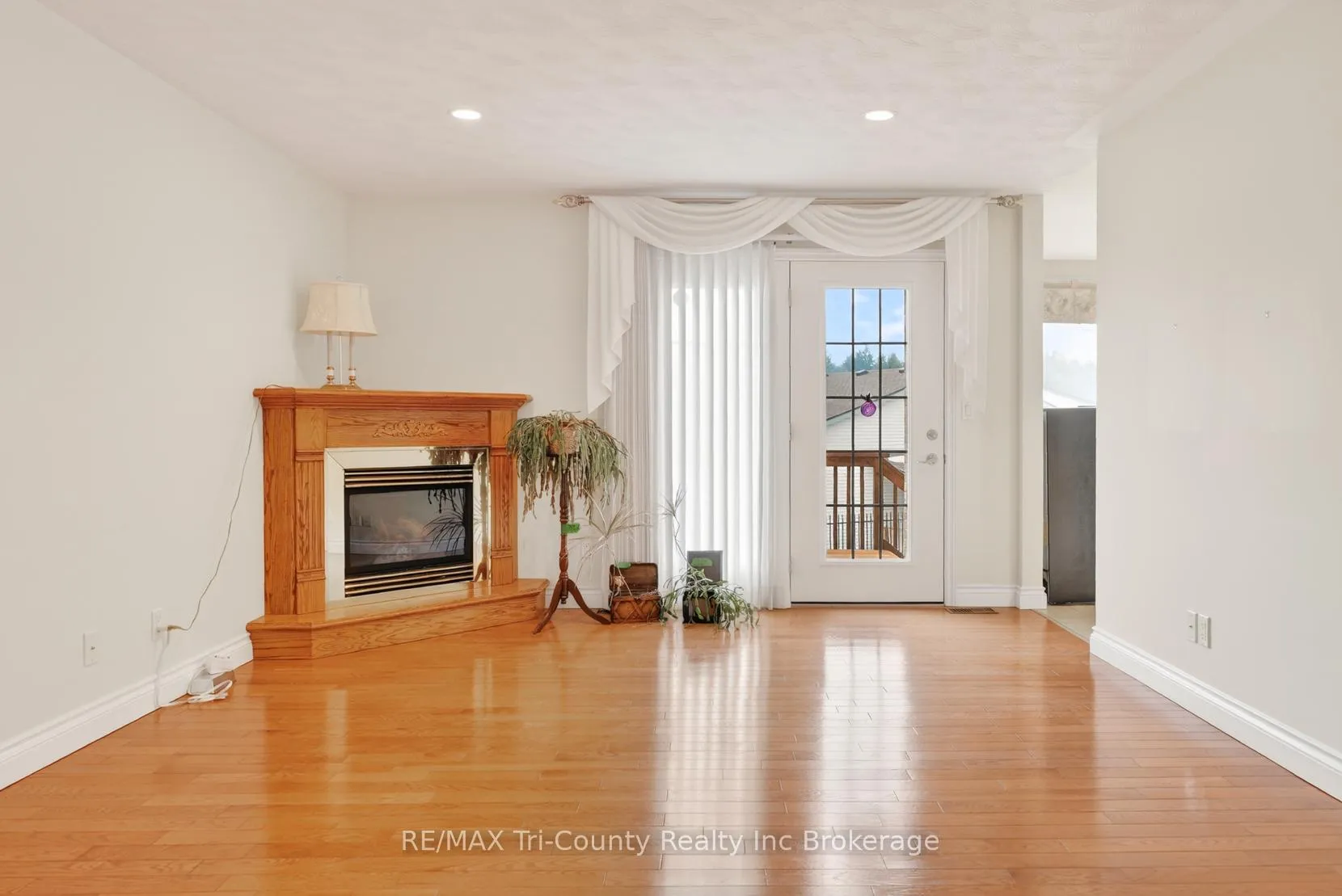 Photo 4 of 14 Yeager Avenue, Norfolk, Simcoe — HOMEH