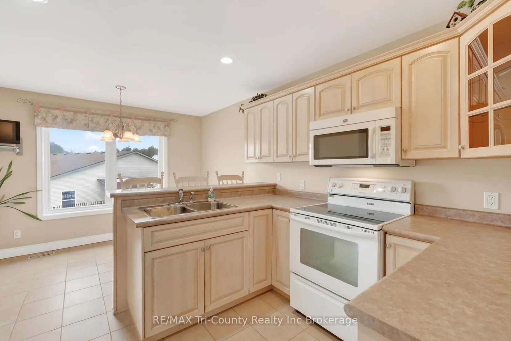 Photo 5 of 14 Yeager Avenue, Norfolk, Simcoe — HOMEH