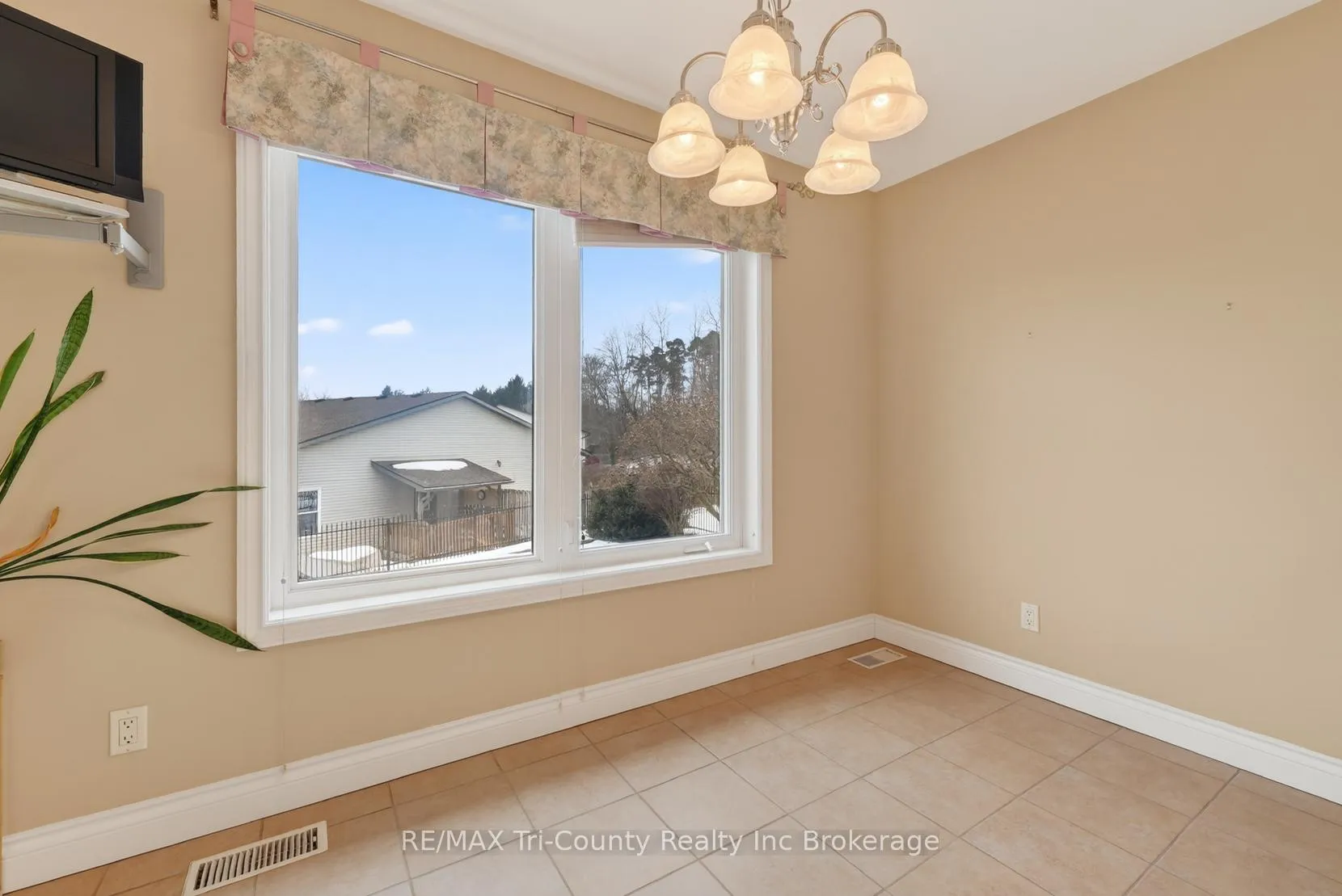 Photo 9 of 14 Yeager Avenue, Norfolk, Simcoe — HOMEH