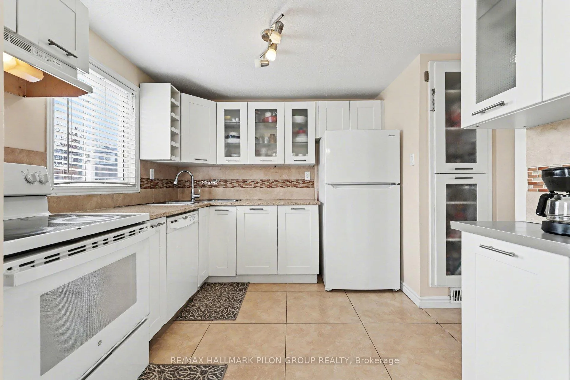 Photo 7 of Unit C, 1540 Beaverpond Drive, Ottawa, Pineview — HOMEH
