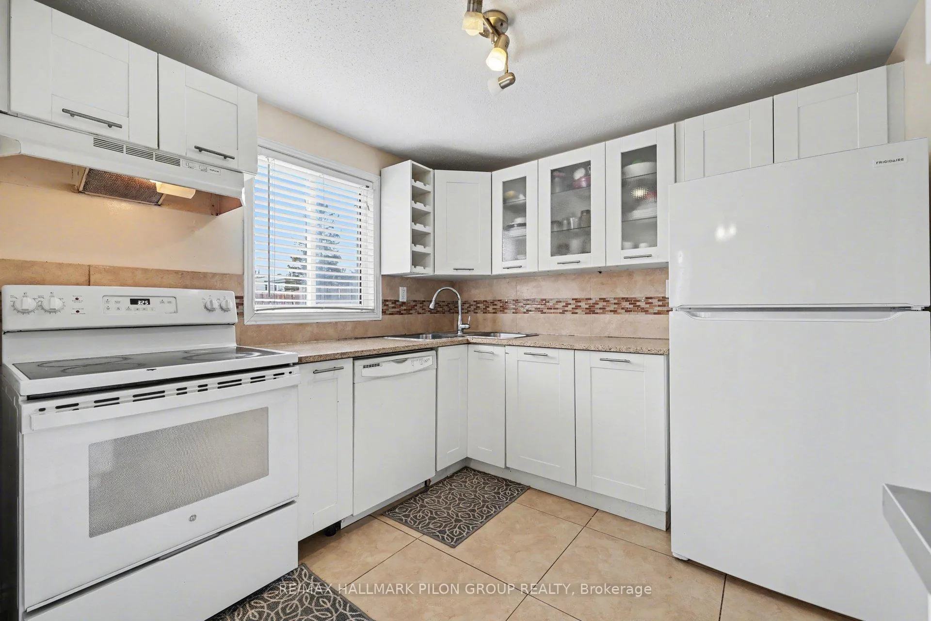 Photo 8 of Unit C, 1540 Beaverpond Drive, Ottawa, Pineview — HOMEH