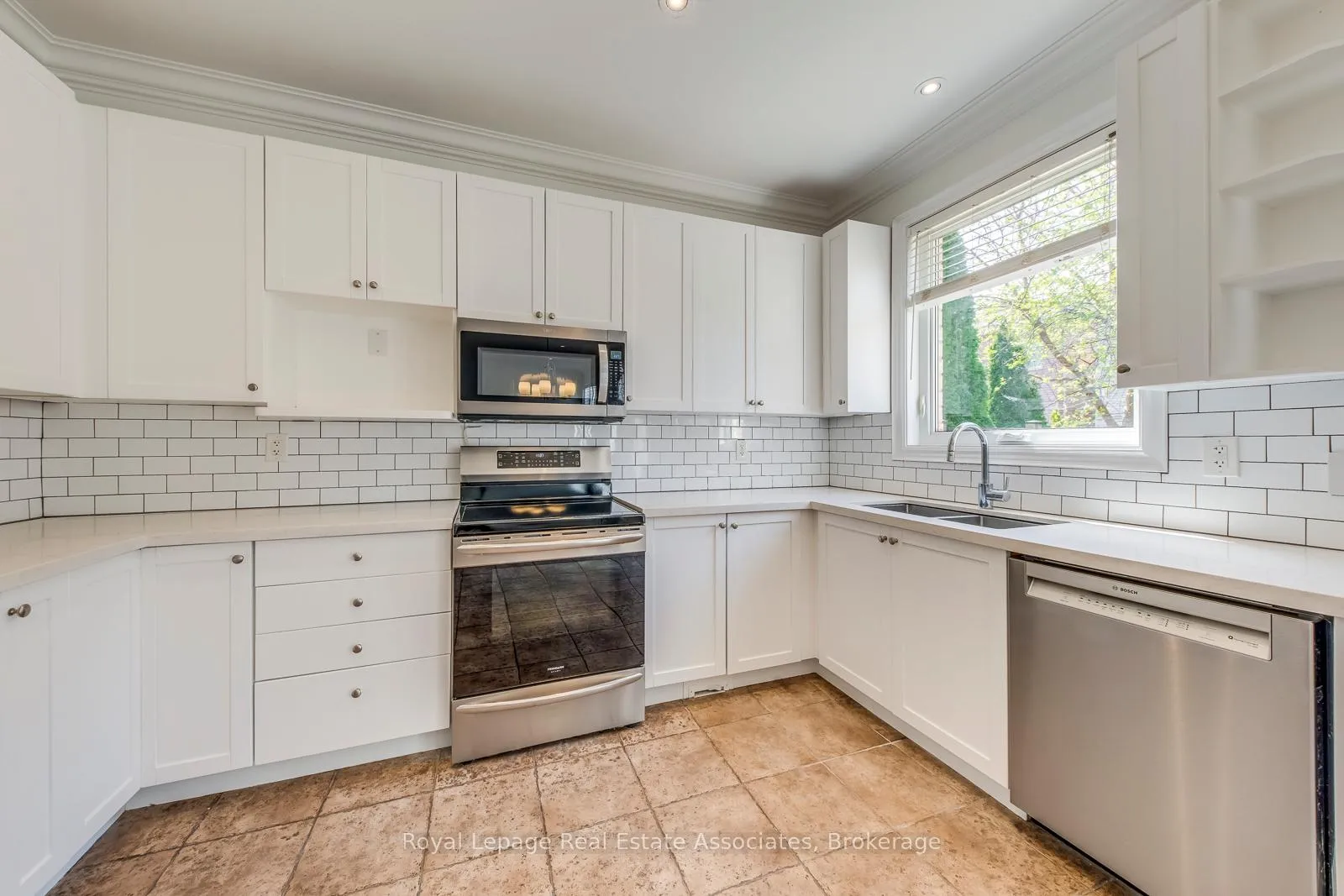 Photo 15 of 3349 Springflower Way, Oakville, Bronte — HOMEH