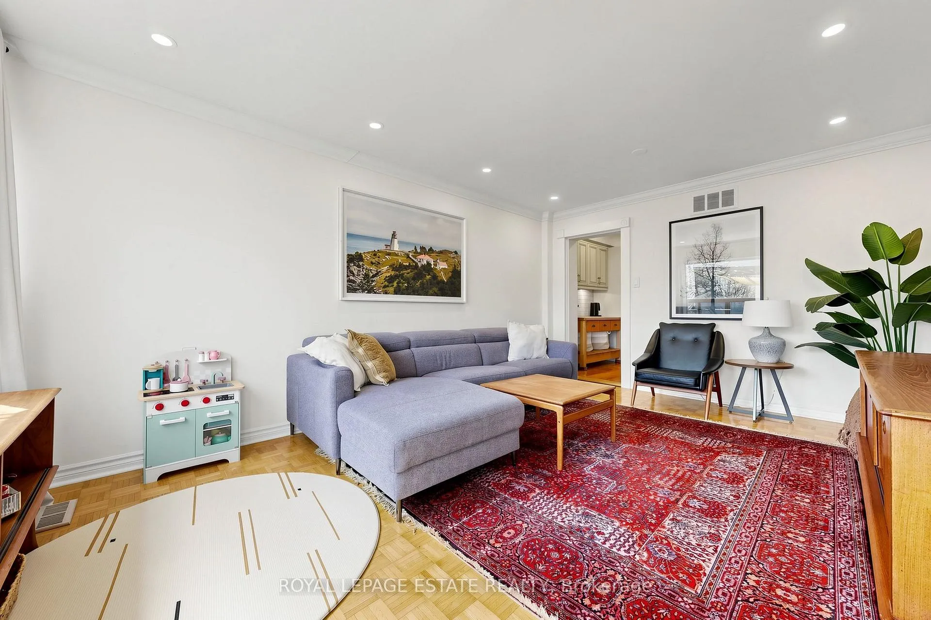 Photo 10 of 823 Sammon Avenue, Toronto, Danforth Village-East York — HOMEH