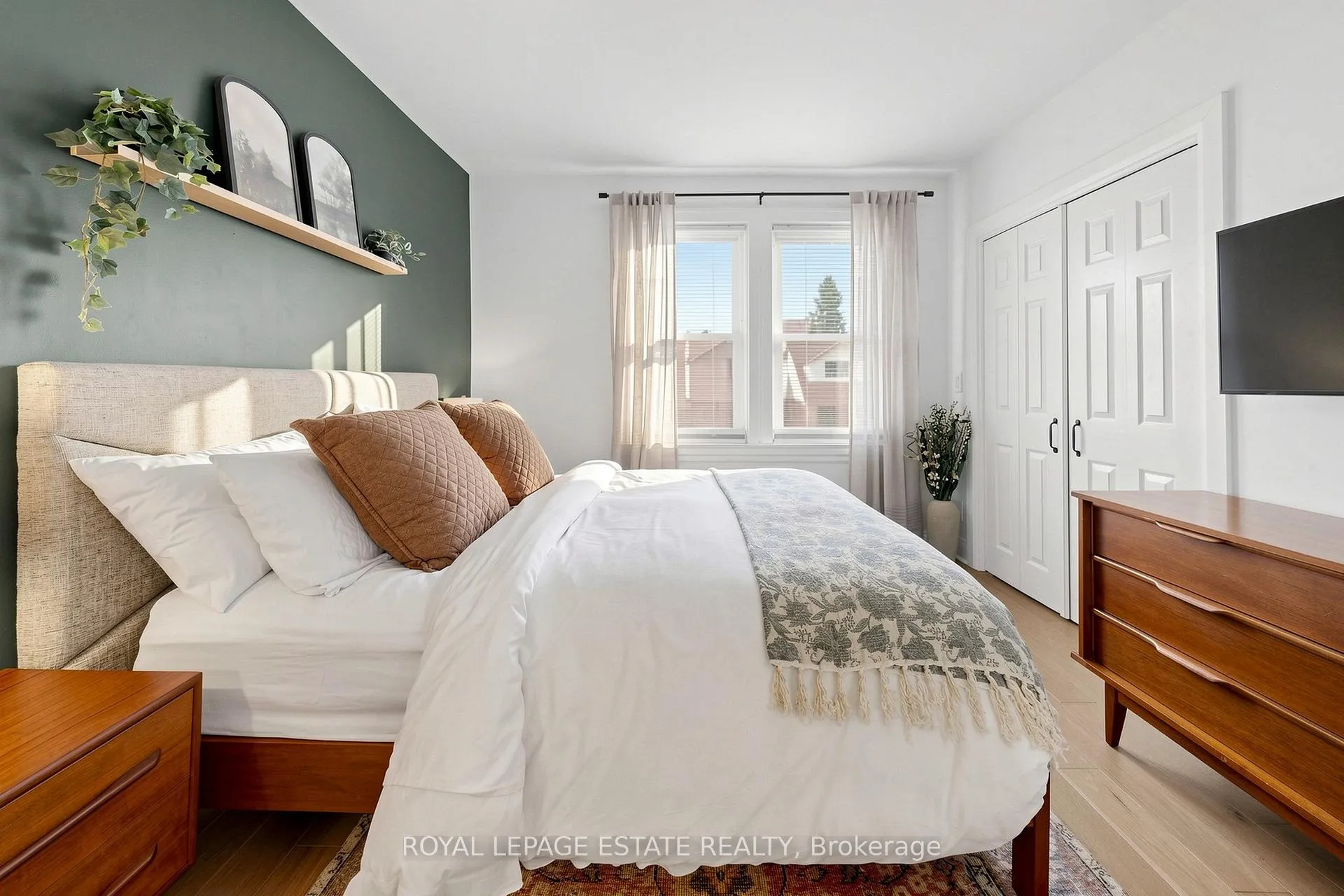 Photo 16 of 823 Sammon Avenue, Toronto, Danforth Village-East York — HOMEH