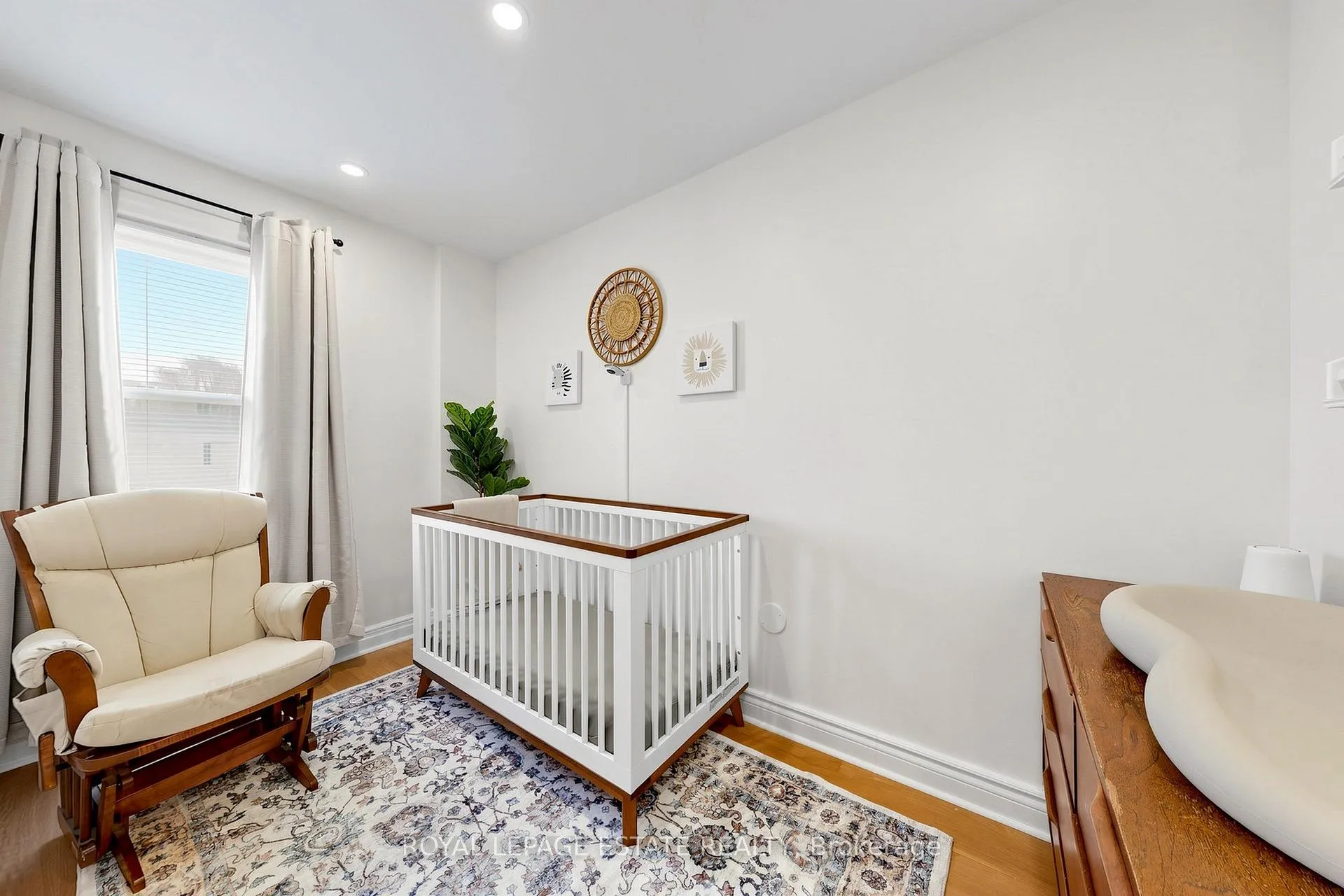 Photo 19 of 823 Sammon Avenue, Toronto, Danforth Village-East York — HOMEH