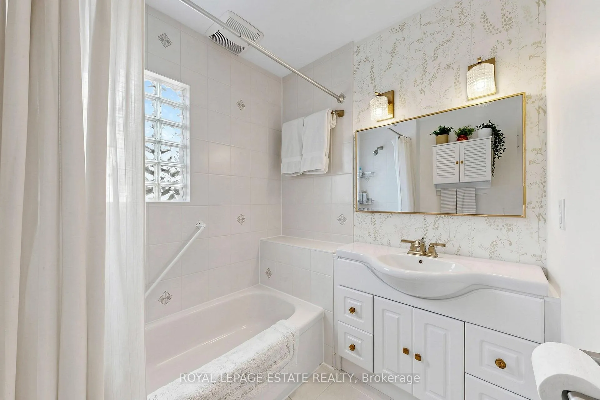 Photo 21 of 823 Sammon Avenue, Toronto, Danforth Village-East York — HOMEH