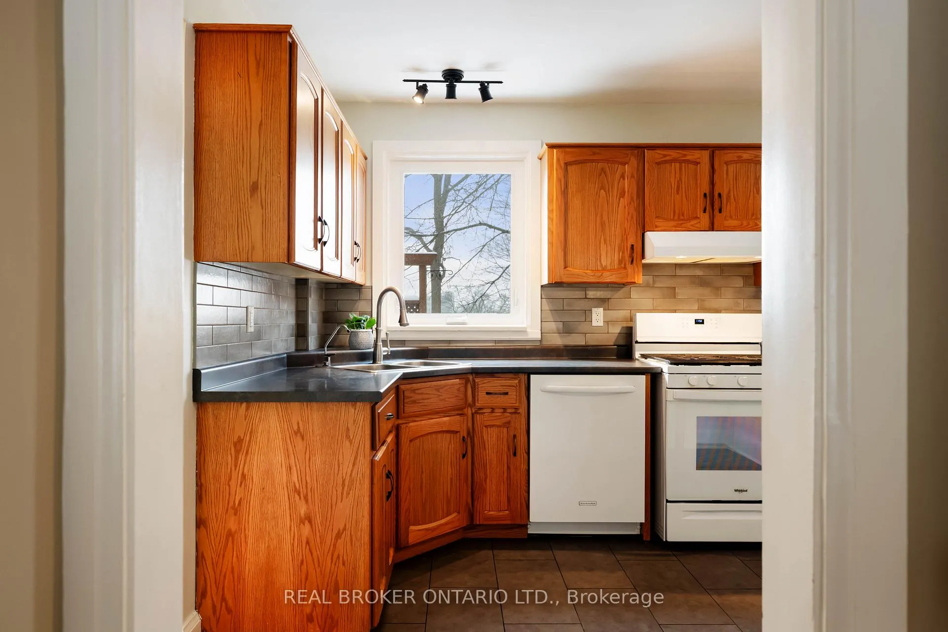 Photo 17 of 84 Queen Street, Guelph, St. George's — HOMEH