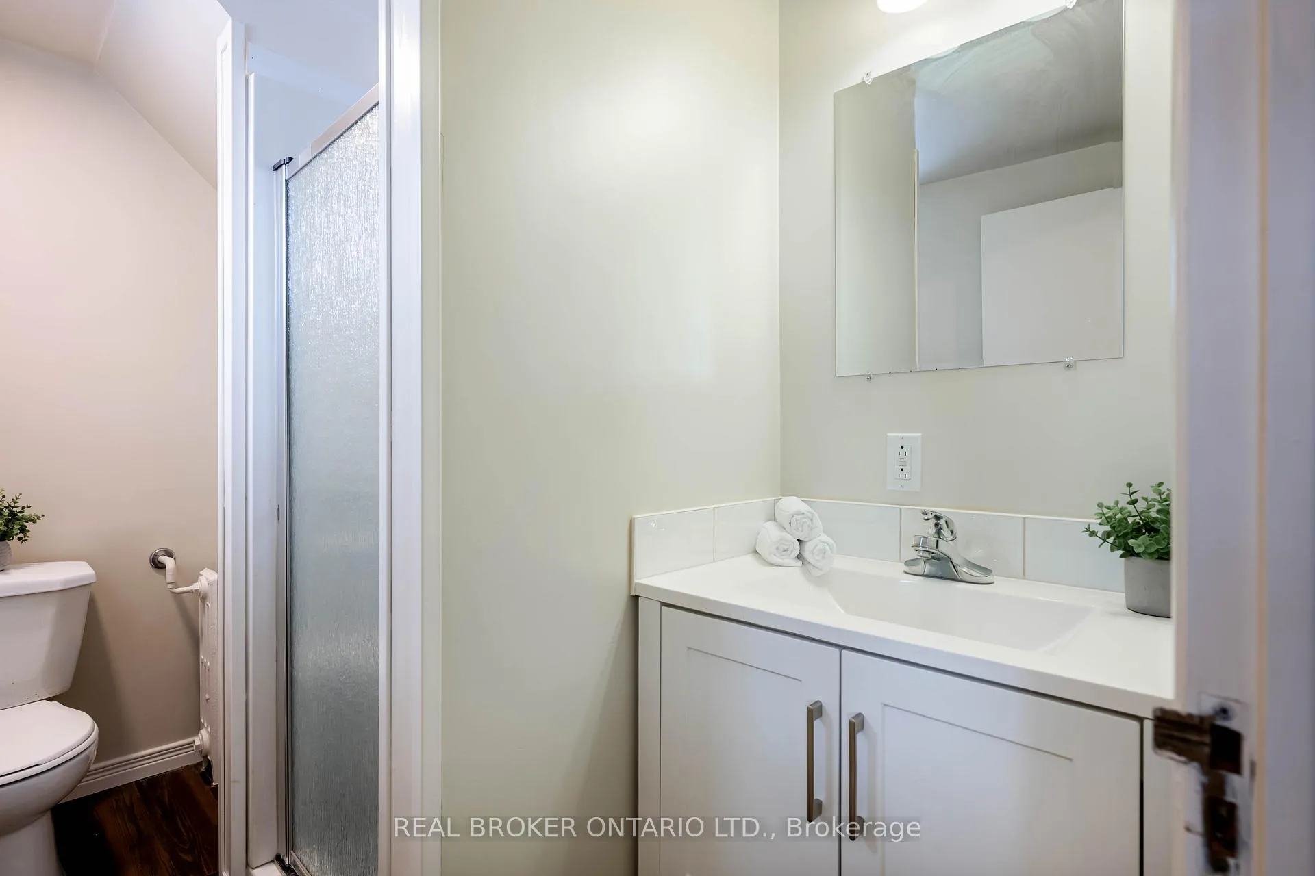 Photo 37 of 84 Queen Street, Guelph, St. George's — HOMEH