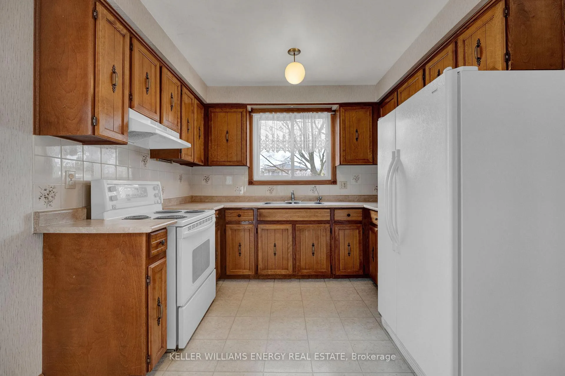 Photo 9 of 183 Gadsby Drive, Whitby, Blue Grass Meadows — HOMEH