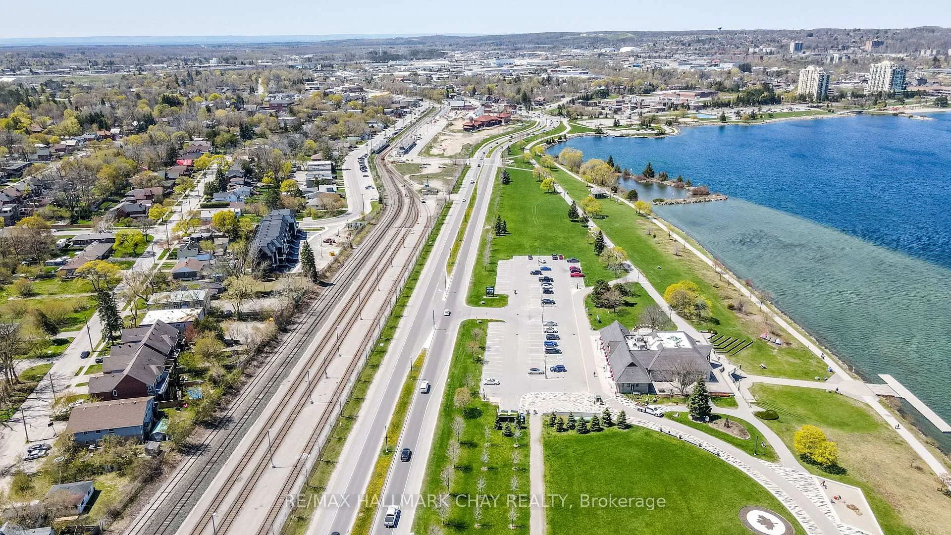 Photo 3 of 82 Melinda Crescent, Barrie, Allandale — HOMEH