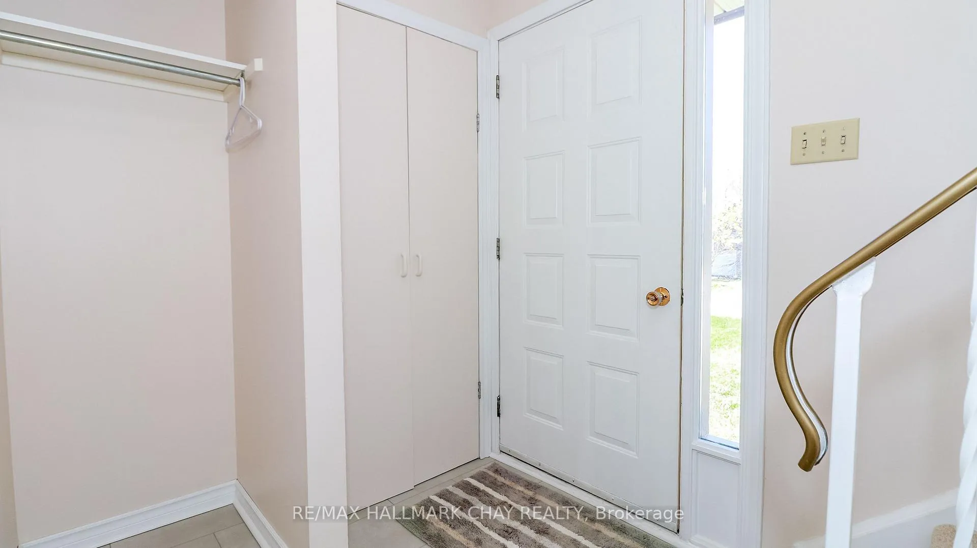 Photo 5 of 82 Melinda Crescent, Barrie, Allandale — HOMEH