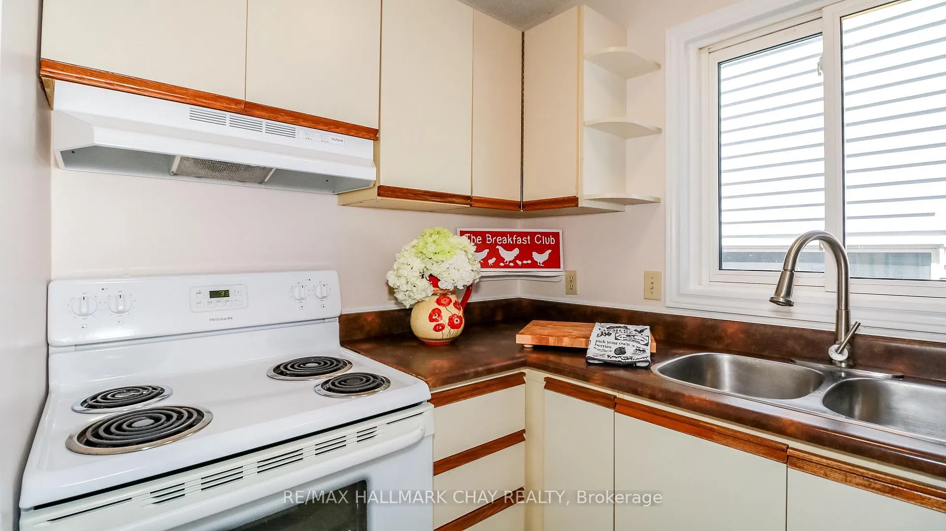 Photo 7 of 82 Melinda Crescent, Barrie, Allandale — HOMEH