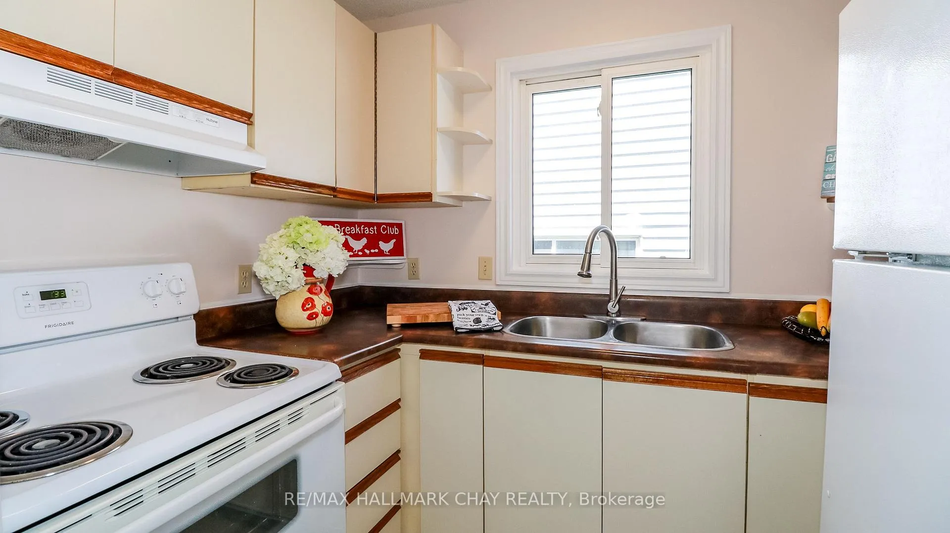 Photo 9 of 82 Melinda Crescent, Barrie, Allandale — HOMEH