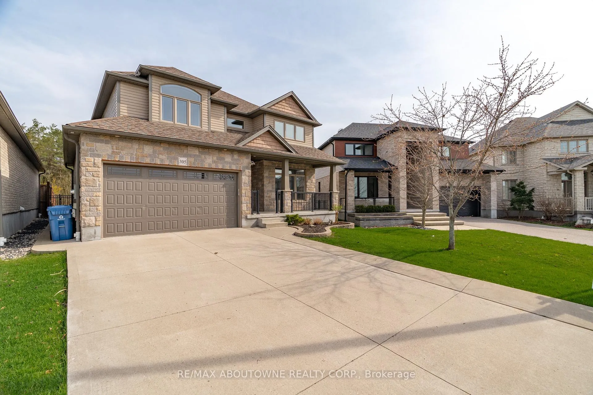 Photo 2 of 305 Gosling Gardens, Guelph, Clairfields/Hanlon Business Park — HOMEH