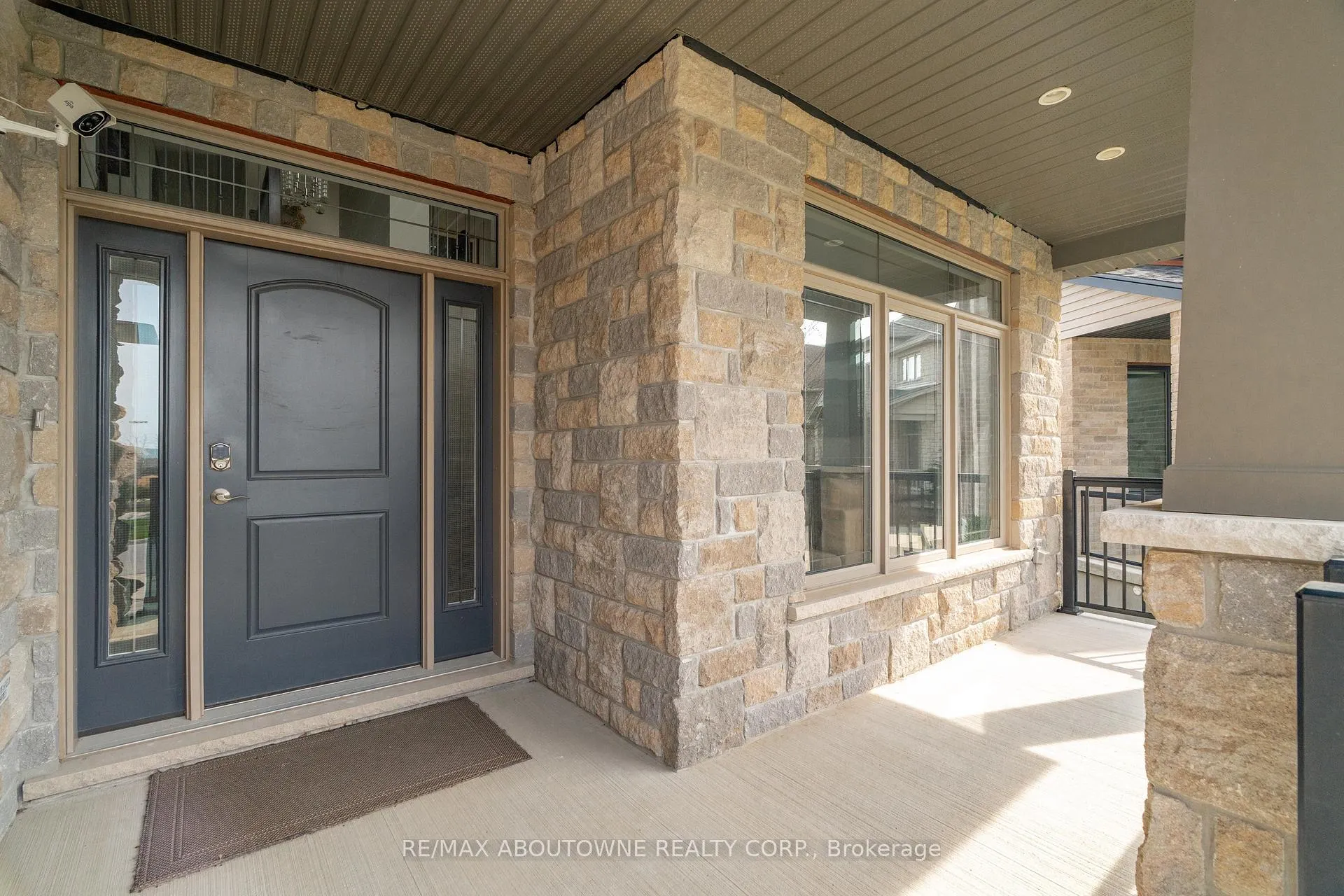 Photo 4 of 305 Gosling Gardens, Guelph, Clairfields/Hanlon Business Park — HOMEH