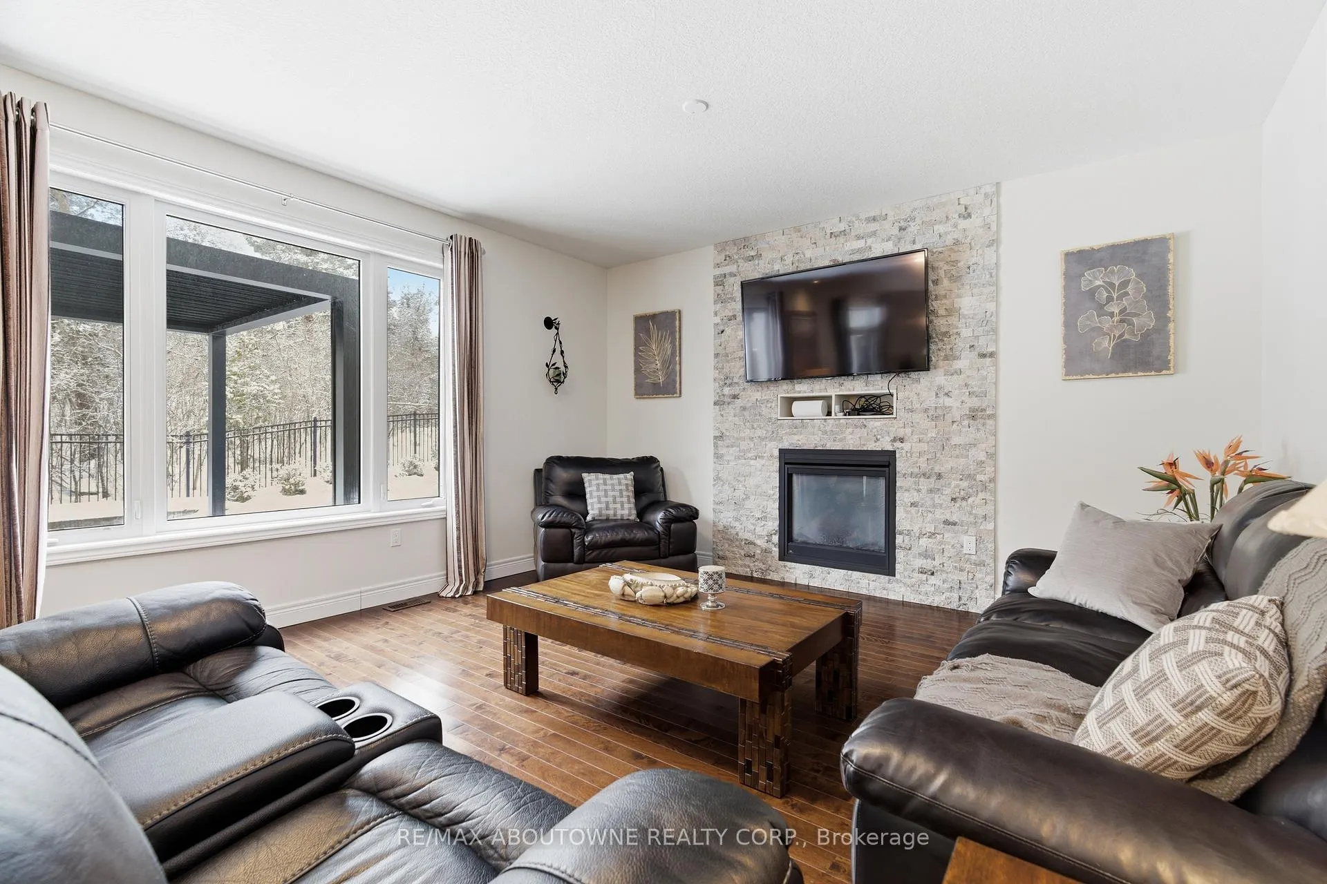 Photo 13 of 305 Gosling Gardens, Guelph, Clairfields/Hanlon Business Park — HOMEH