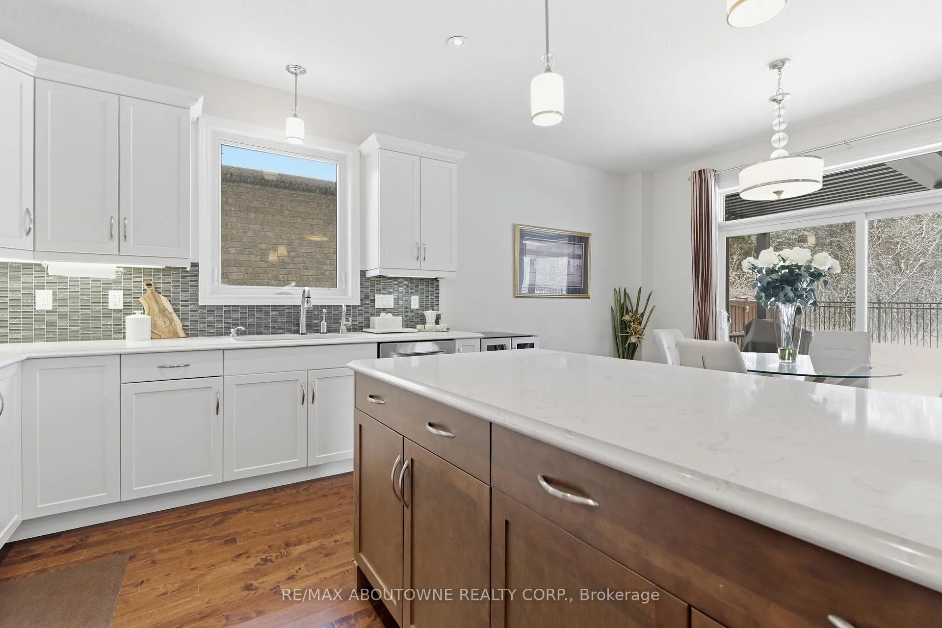 Photo 16 of 305 Gosling Gardens, Guelph, Clairfields/Hanlon Business Park — HOMEH