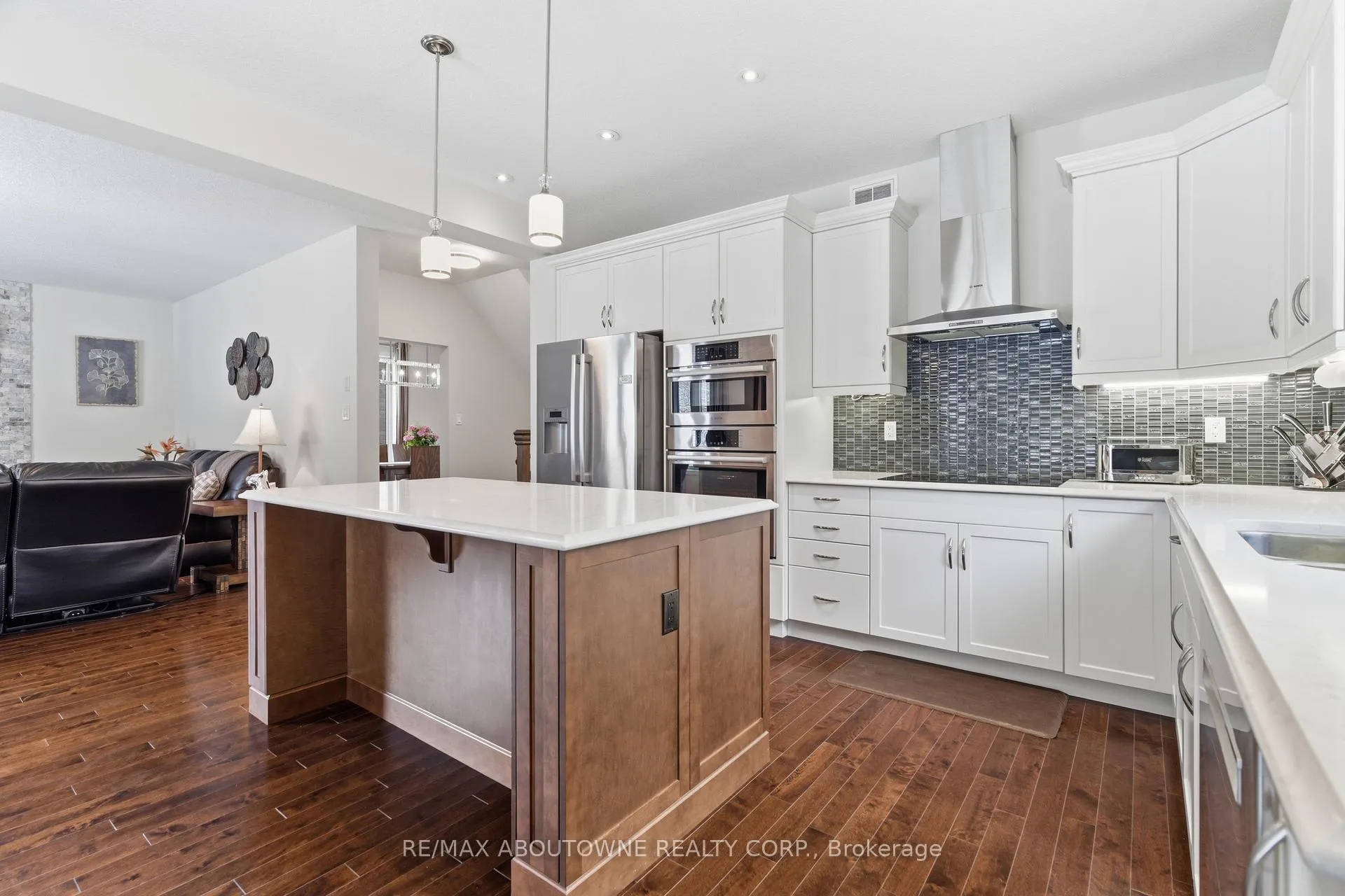Photo 17 of 305 Gosling Gardens, Guelph, Clairfields/Hanlon Business Park — HOMEH