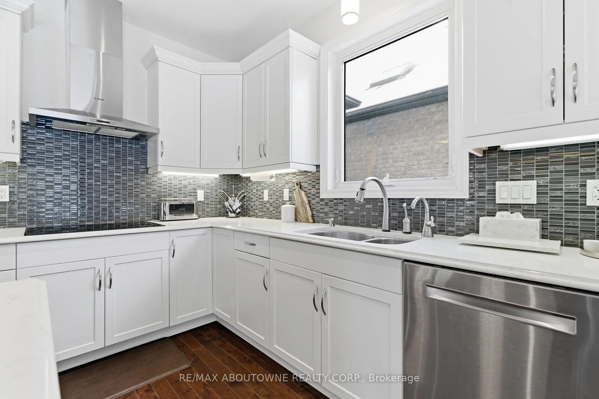 Photo 18 of 305 Gosling Gardens, Guelph, Clairfields/Hanlon Business Park — HOMEH