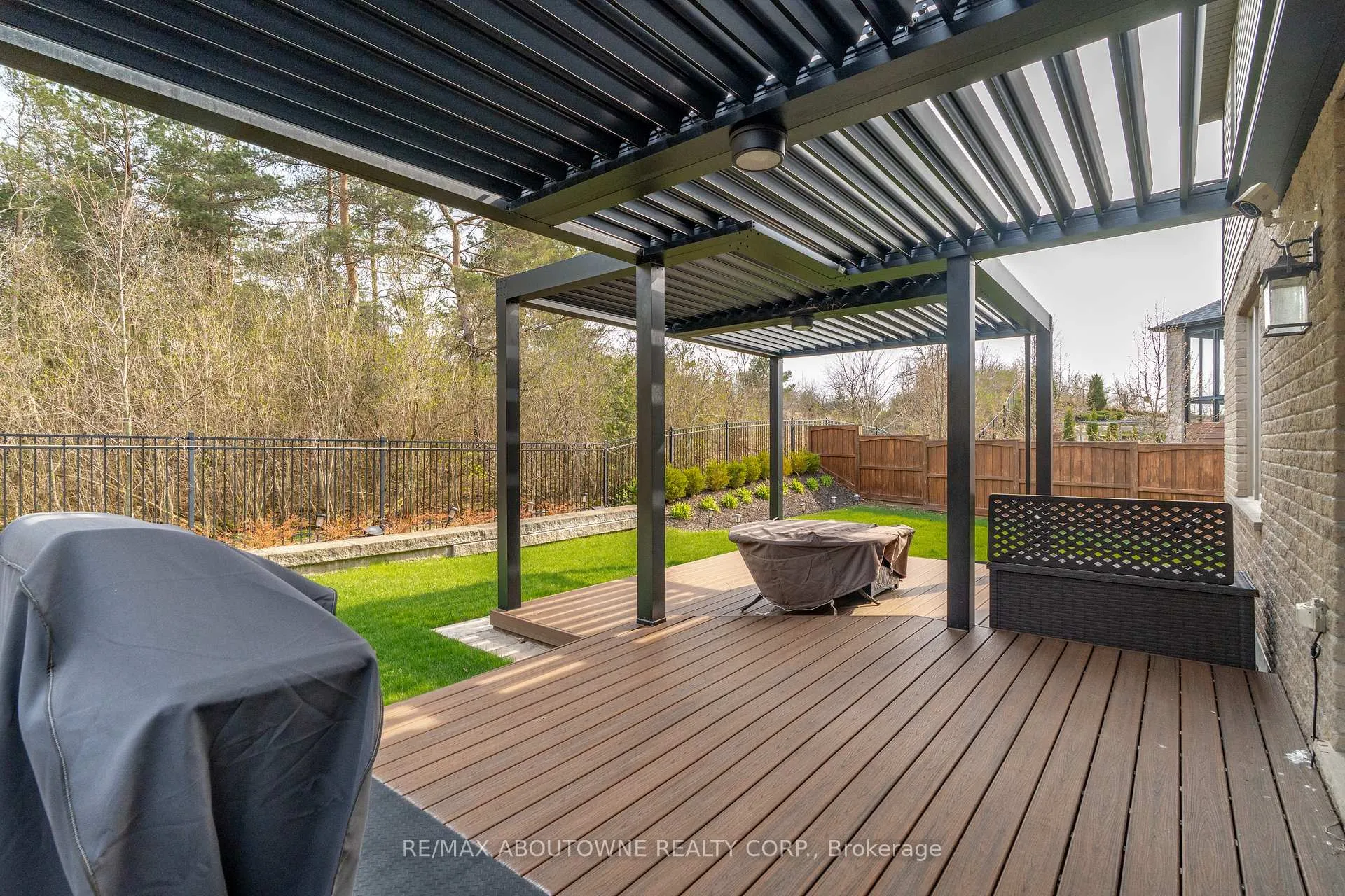 Photo 39 of 305 Gosling Gardens, Guelph, Clairfields/Hanlon Business Park — HOMEH