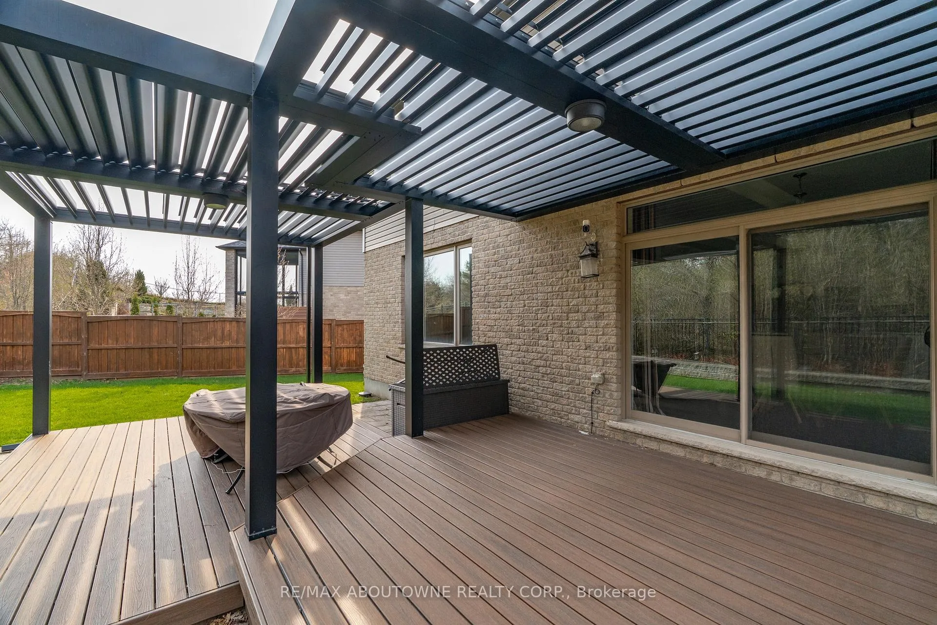 Photo 40 of 305 Gosling Gardens, Guelph, Clairfields/Hanlon Business Park — HOMEH