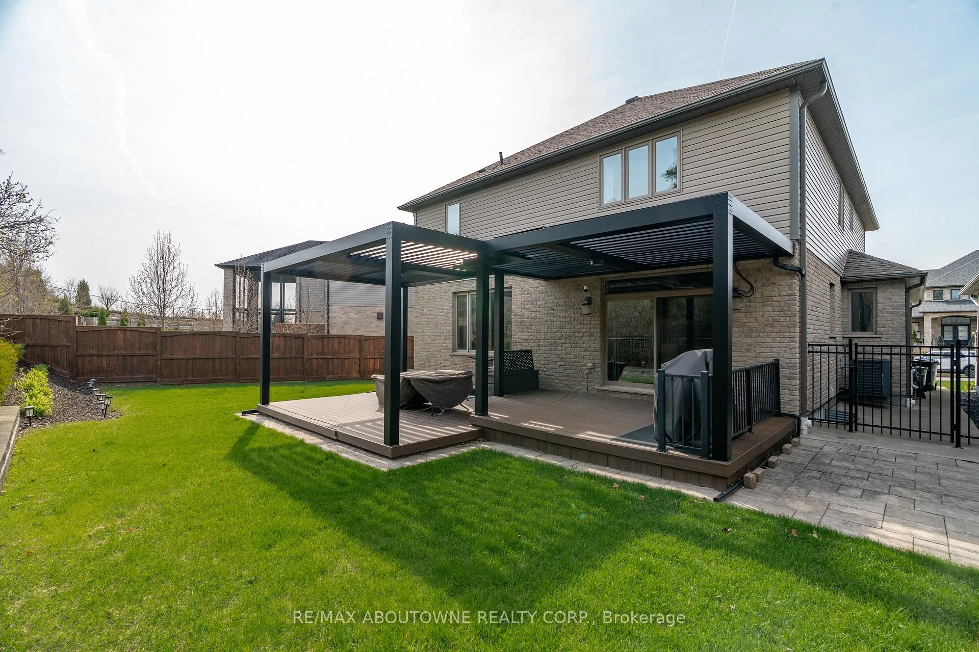 Photo 41 of 305 Gosling Gardens, Guelph, Clairfields/Hanlon Business Park — HOMEH