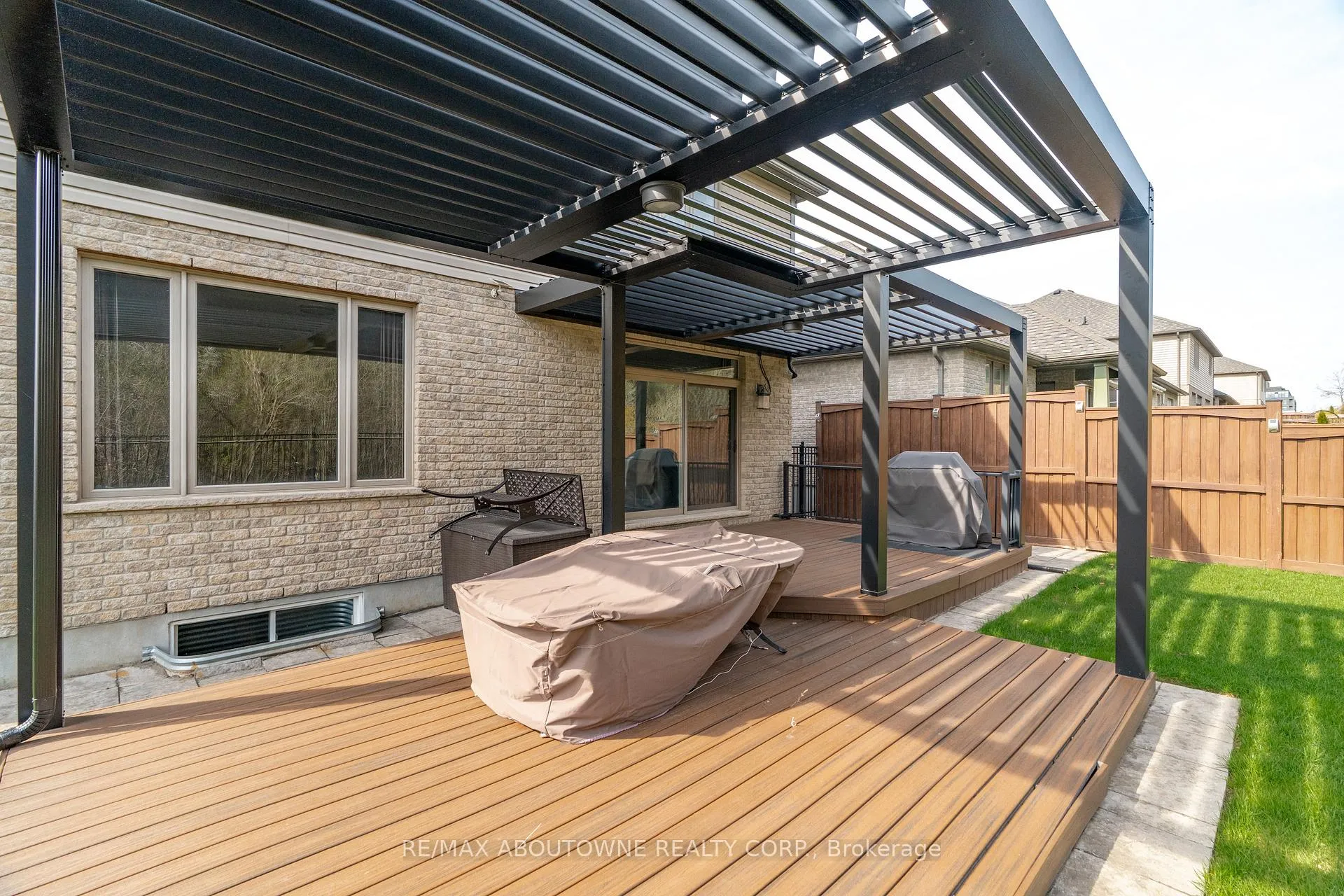 Photo 42 of 305 Gosling Gardens, Guelph, Clairfields/Hanlon Business Park — HOMEH