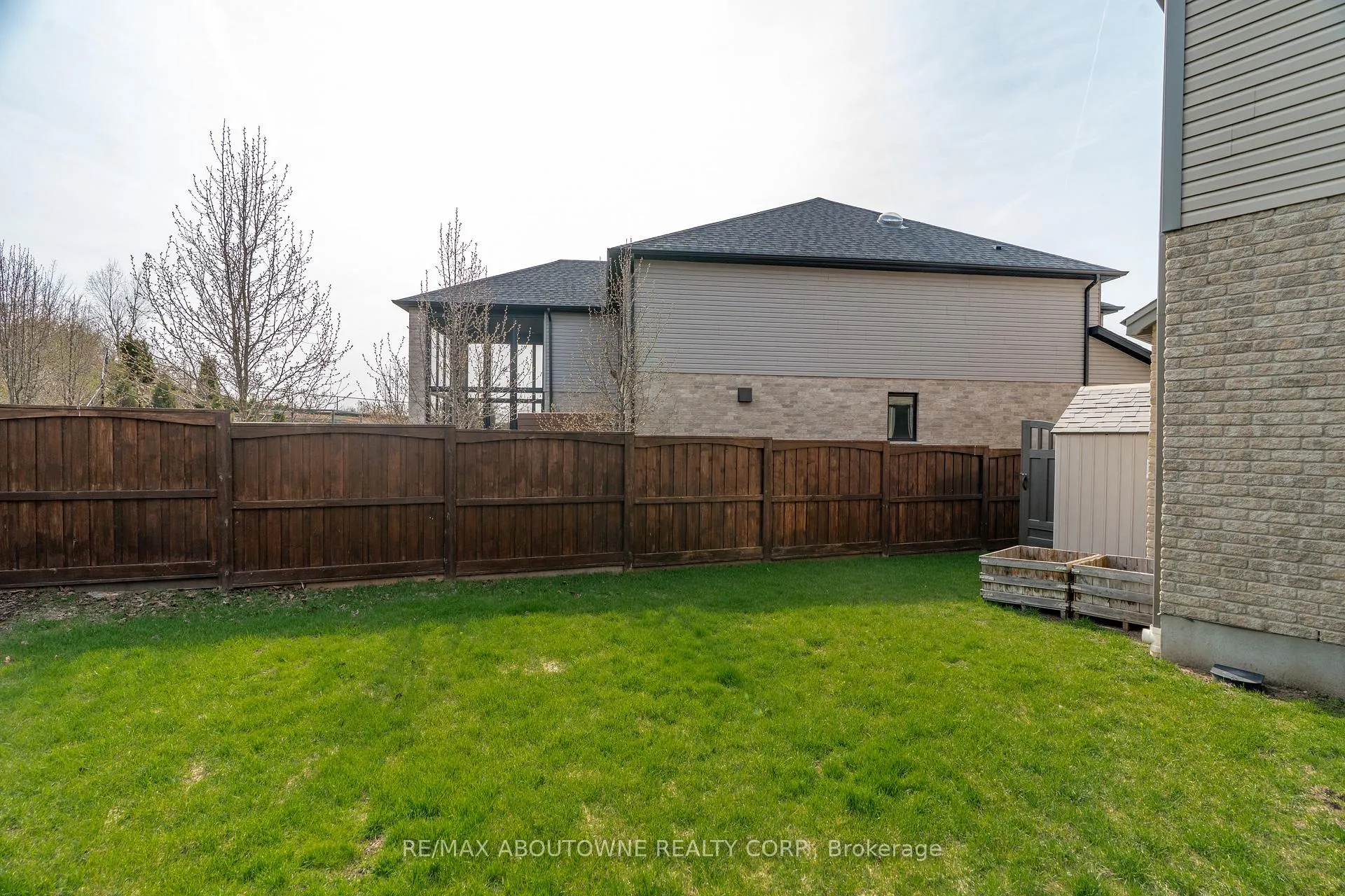 Photo 43 of 305 Gosling Gardens, Guelph, Clairfields/Hanlon Business Park — HOMEH