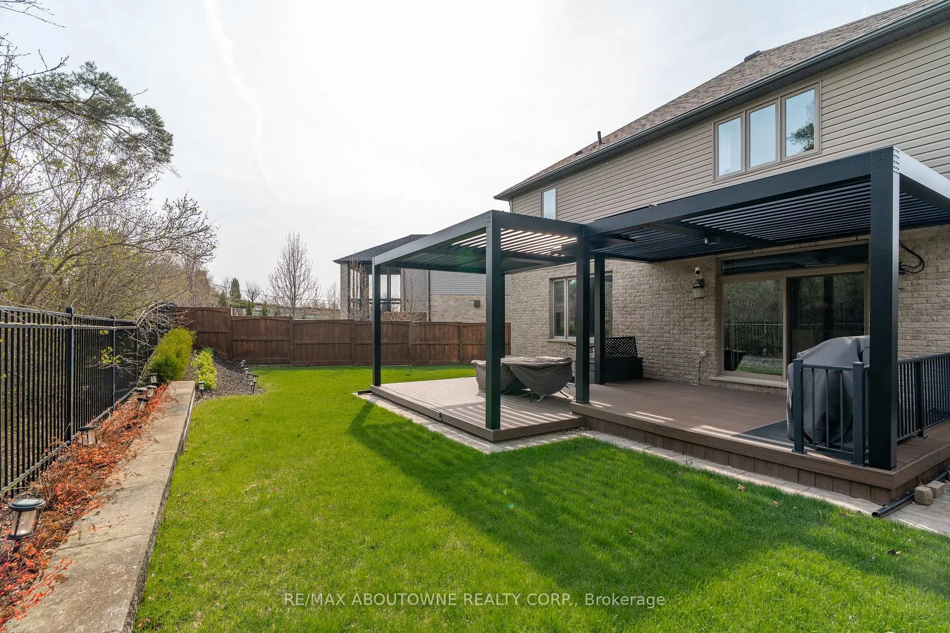 Photo 44 of 305 Gosling Gardens, Guelph, Clairfields/Hanlon Business Park — HOMEH