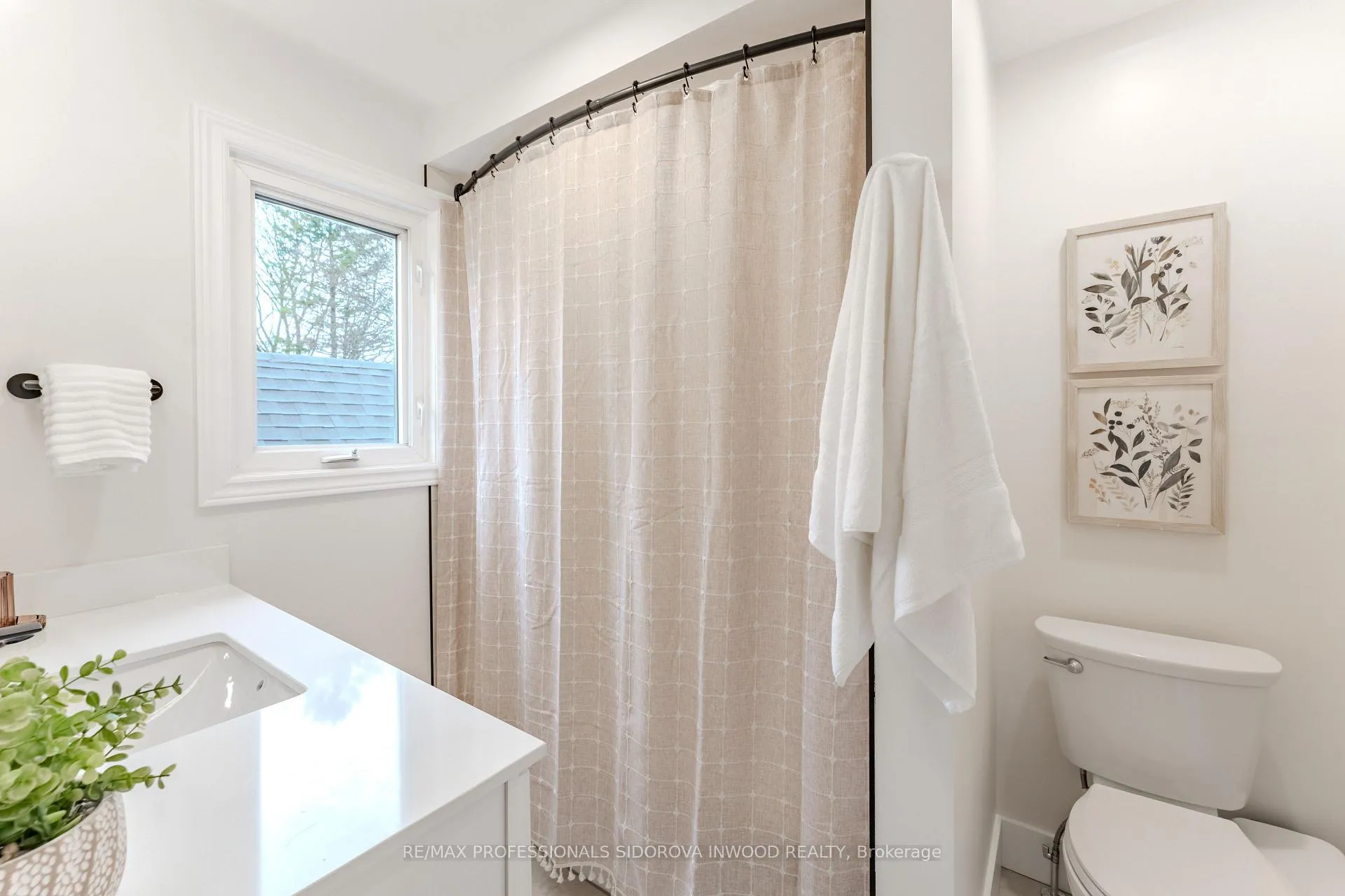 Photo 14 of 16 Howick Avenue, Toronto, Weston-Pellam Park — HOMEH