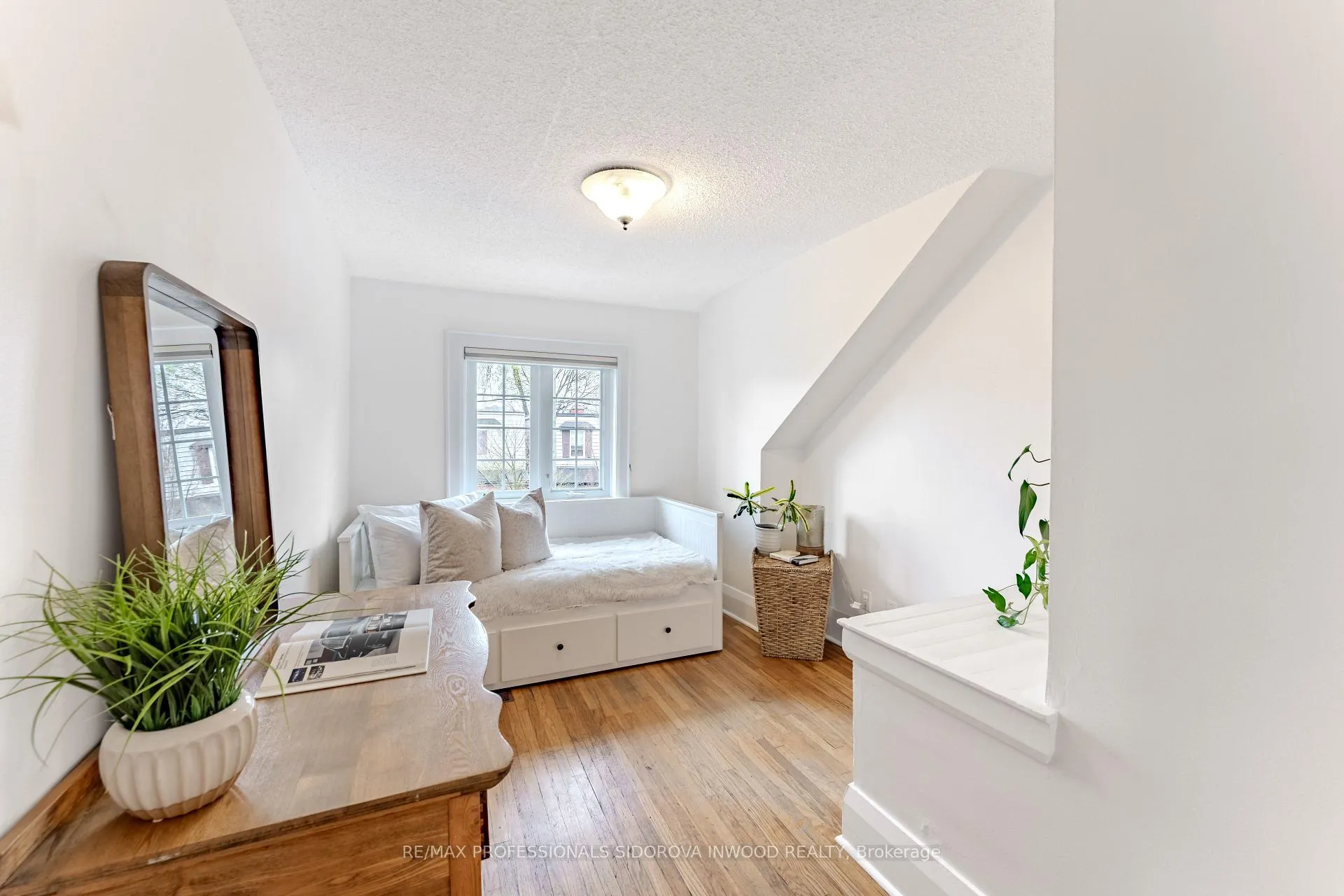 Photo 17 of 16 Howick Avenue, Toronto, Weston-Pellam Park — HOMEH