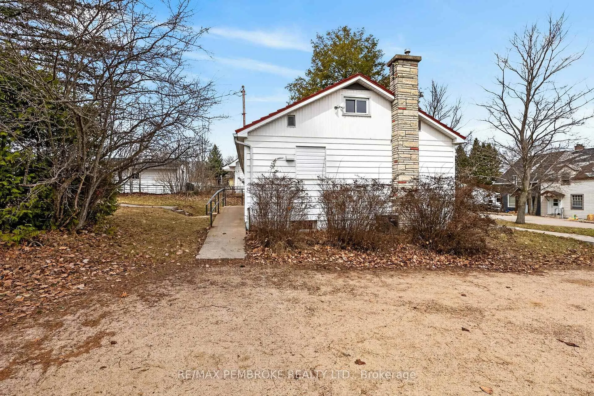 Photo 4 of 12 Alder Crescent, Deep River — HOMEH