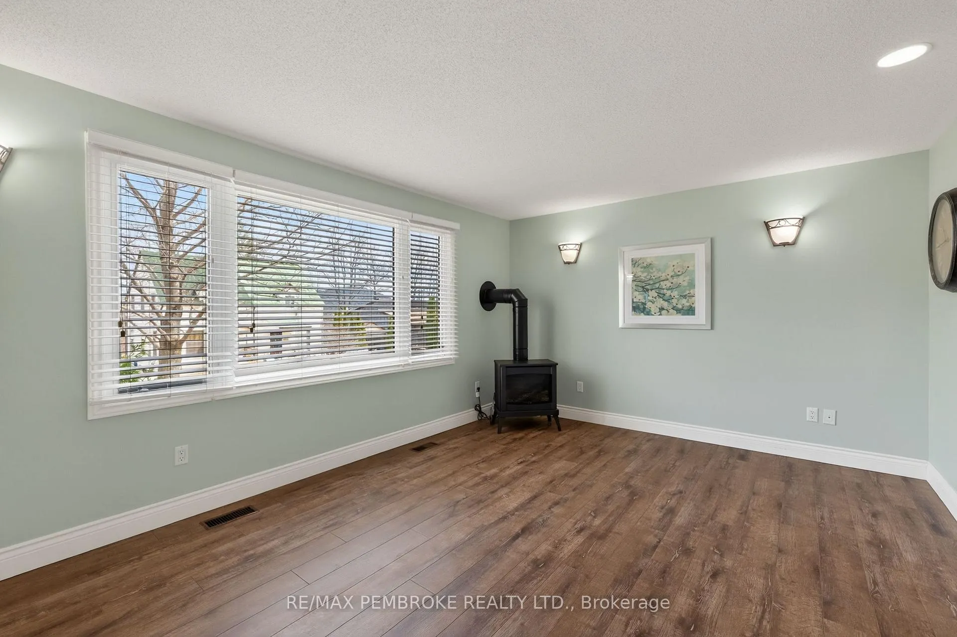 Photo 8 of 12 Alder Crescent, Deep River — HOMEH
