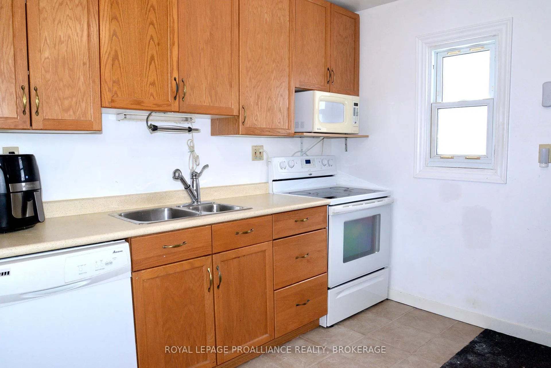 Photo 4 of 66 Fergus Street, Kingston, East of Sir John A. Blvd — HOMEH