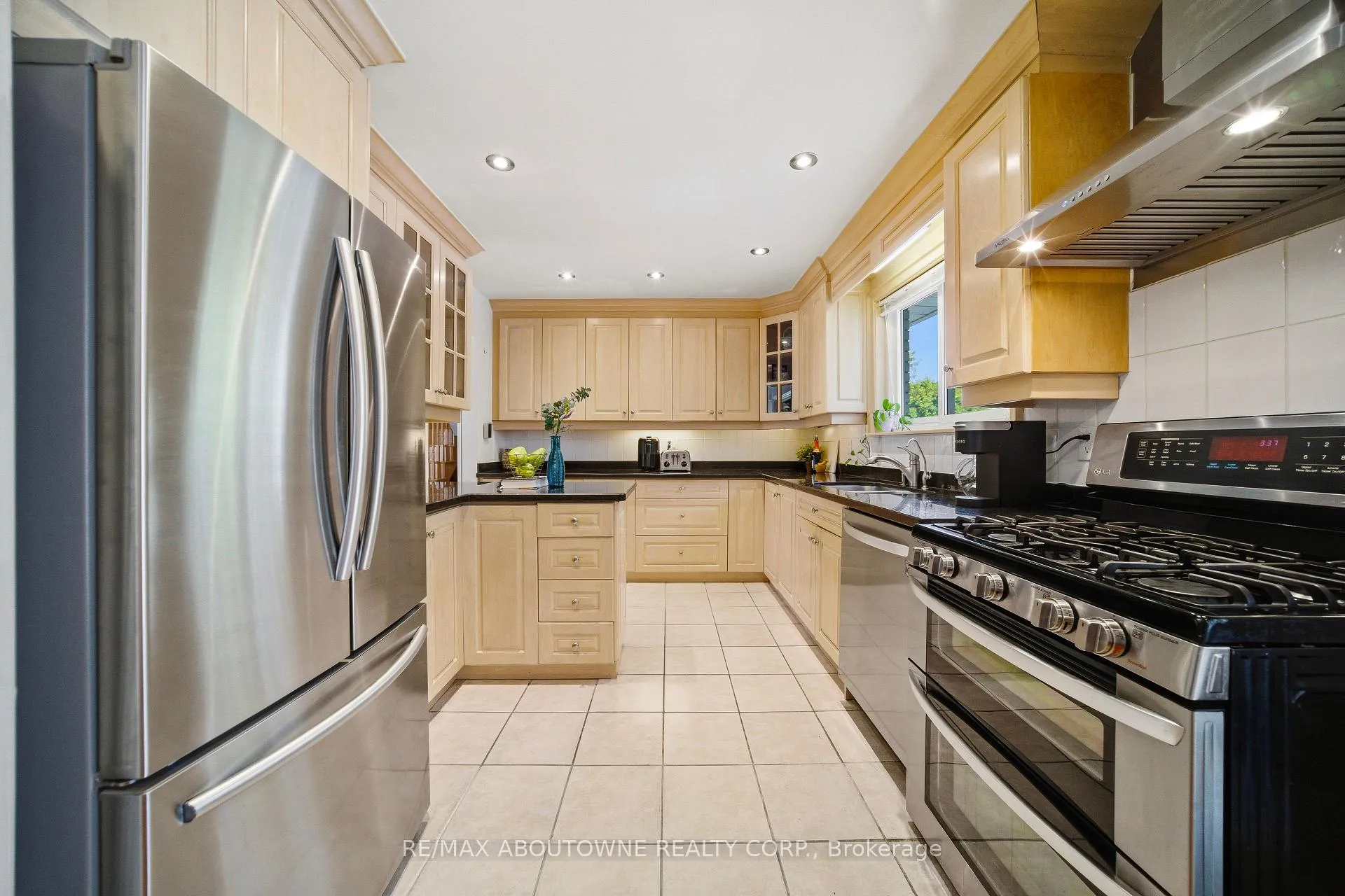 Photo 12 of 1100 Shaw Street, Oakville, West — HOMEH