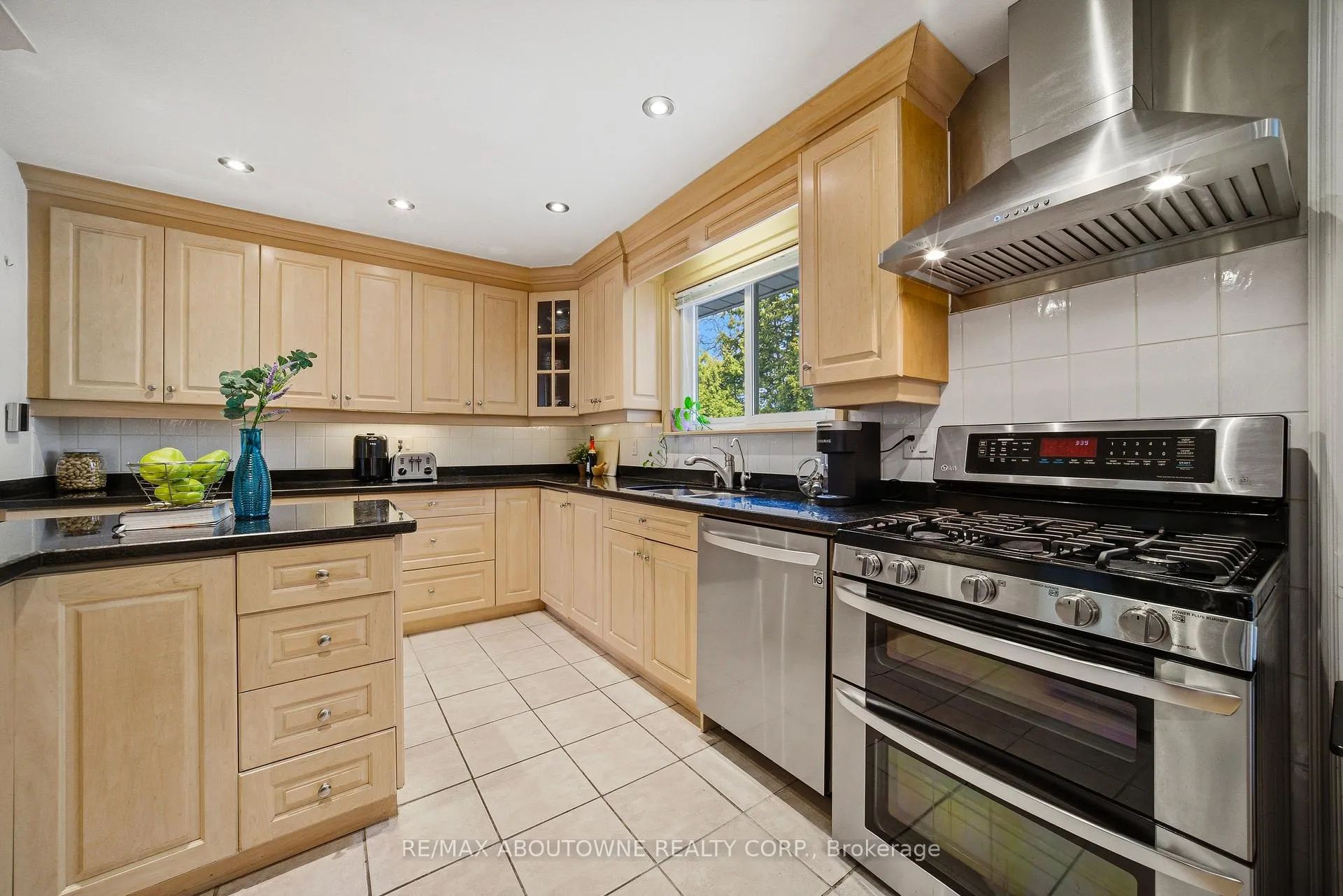 Photo 13 of 1100 Shaw Street, Oakville, West — HOMEH