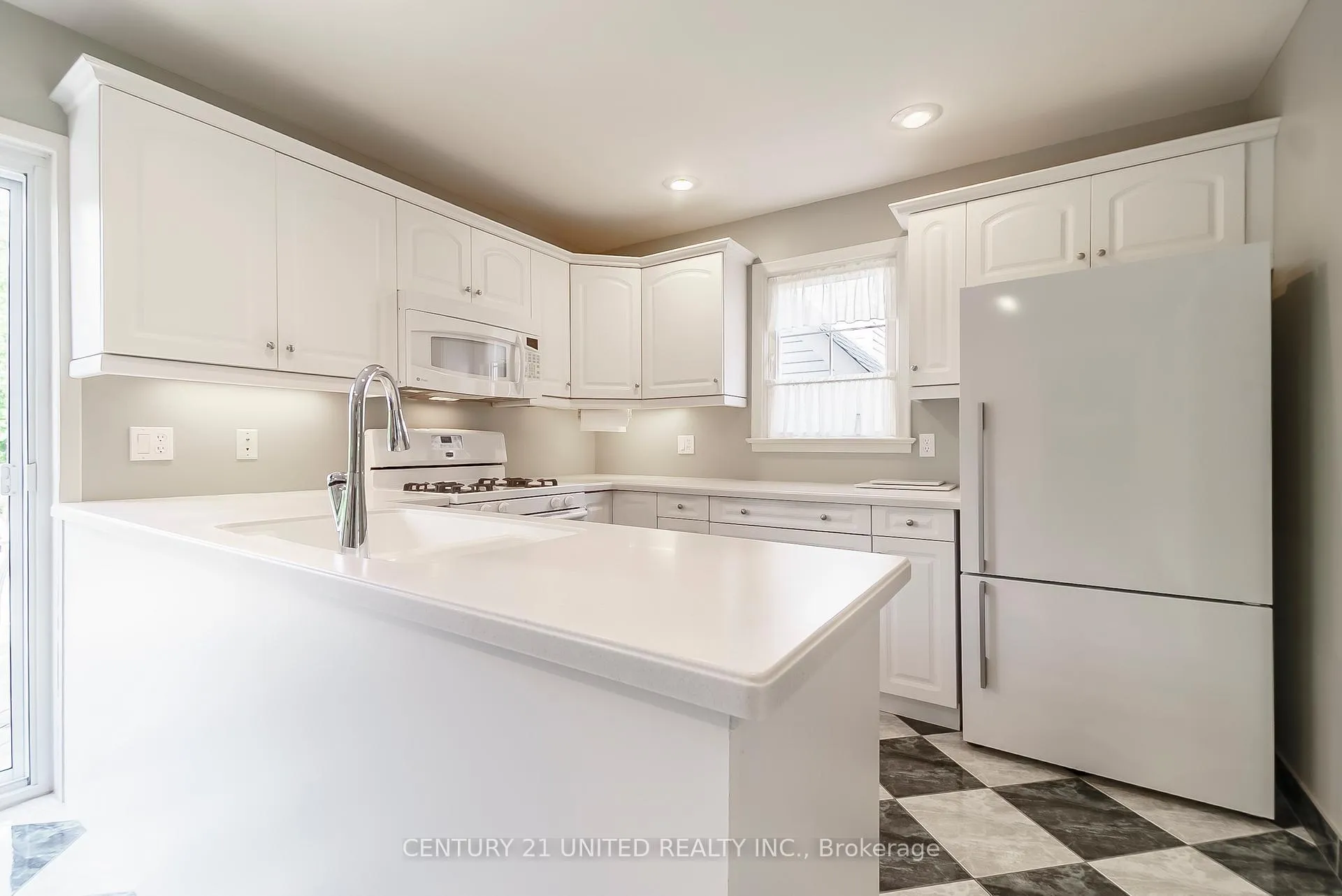 Photo 14 of 916 Valleyview Drive, Peterborough, Monaghan Ward 2 — HOMEH