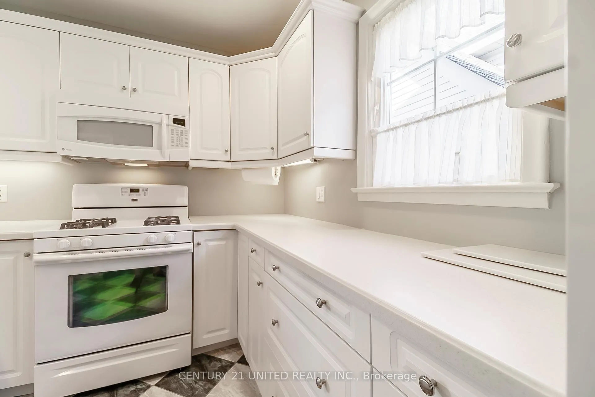 Photo 15 of 916 Valleyview Drive, Peterborough, Monaghan Ward 2 — HOMEH