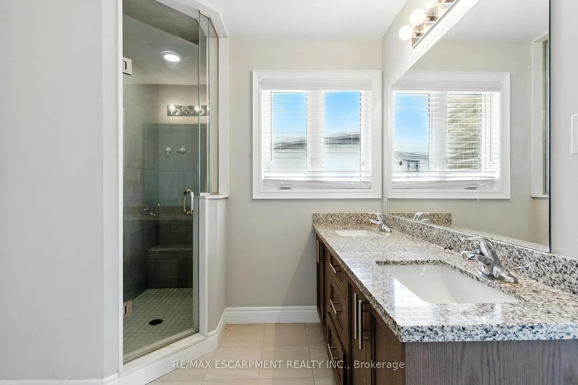 Photo 21 of 43 Riesling Court, Hamilton, Gershome — HOMEH