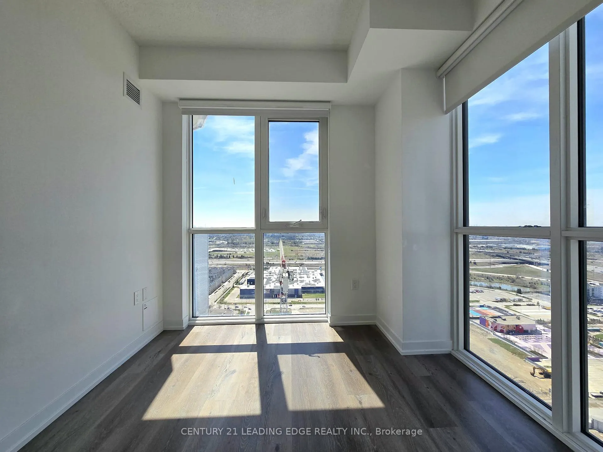 Photo 10 of Unit 4012, 28 Interchange Way, Vaughan, Vaughan Corporate Centre — HOMEH