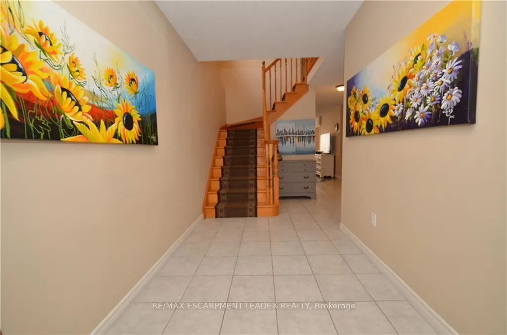 Photo 2 of 1132 Harrogate Drive, Hamilton, Ancaster — HOMEH