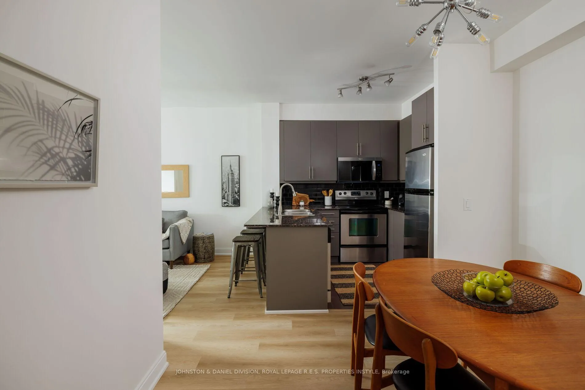 Photo 6 of Unit 401, 88 Broadway Avenue, Toronto, Mount Pleasant West — HOMEH