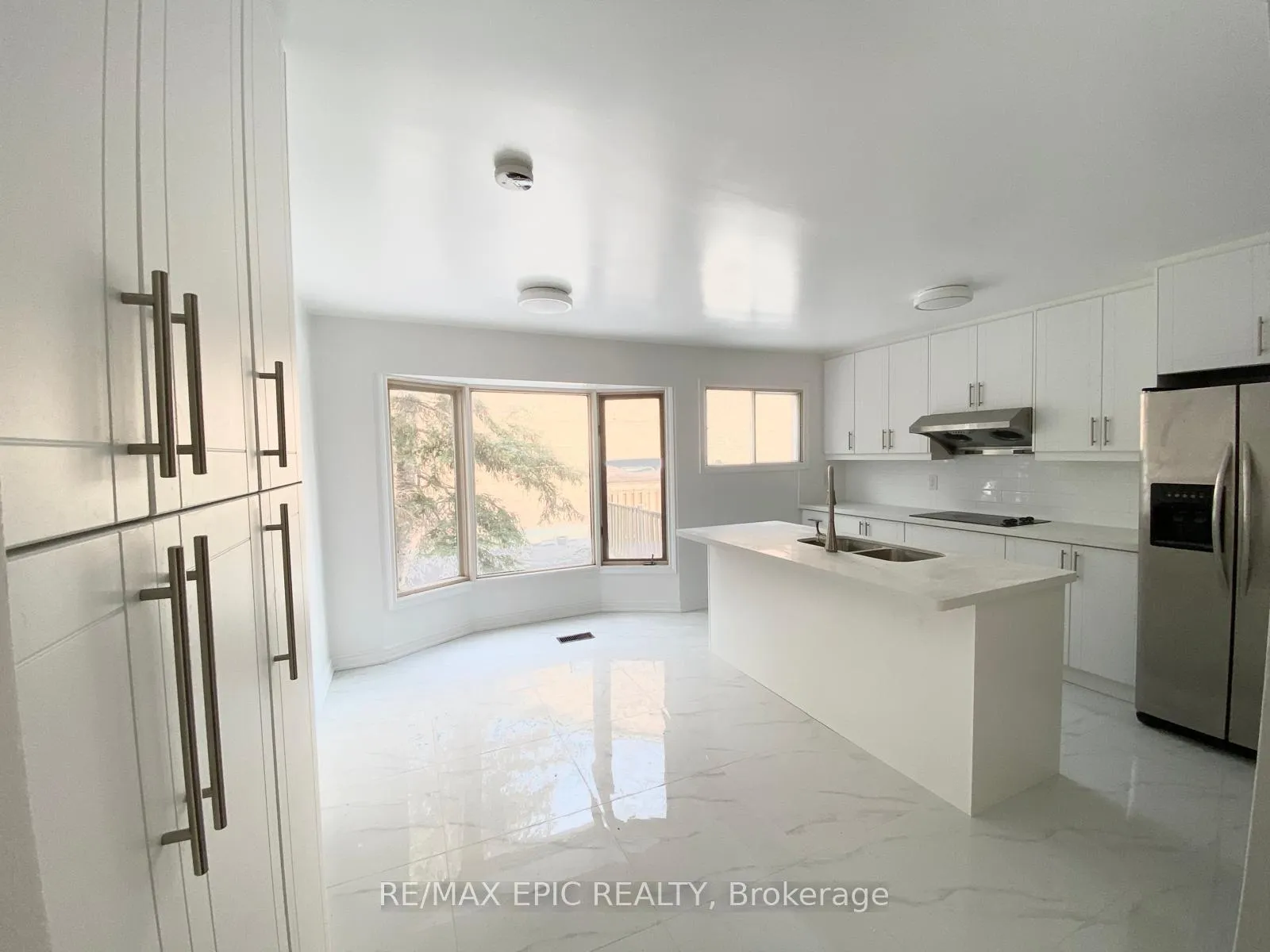 Photo 2 of 94 Pinewood Drive, Vaughan, Crestwood-Springfarm-Yorkhill — HOMEH