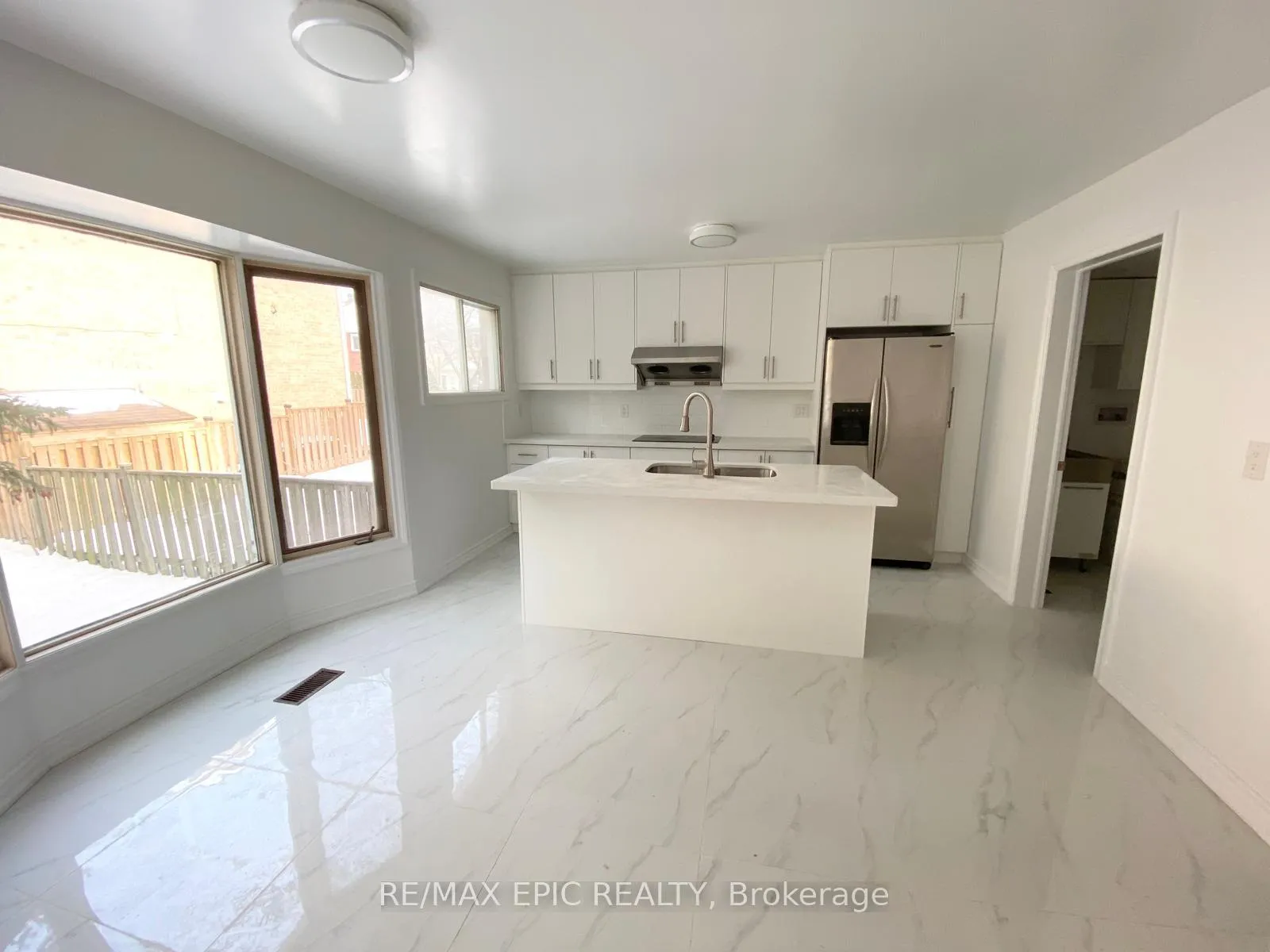 Photo 3 of 94 Pinewood Drive, Vaughan, Crestwood-Springfarm-Yorkhill — HOMEH