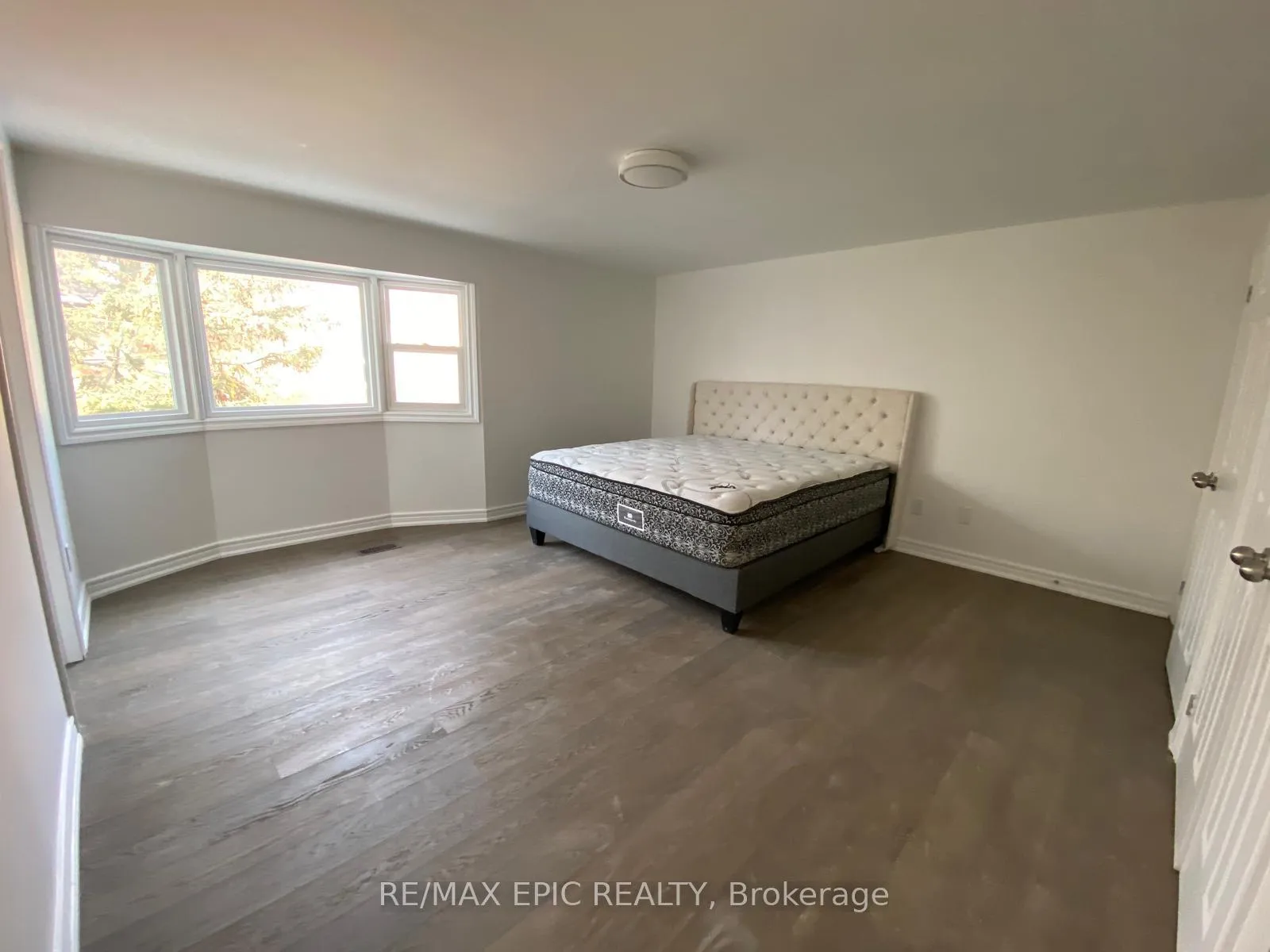 Photo 10 of 94 Pinewood Drive, Vaughan, Crestwood-Springfarm-Yorkhill — HOMEH