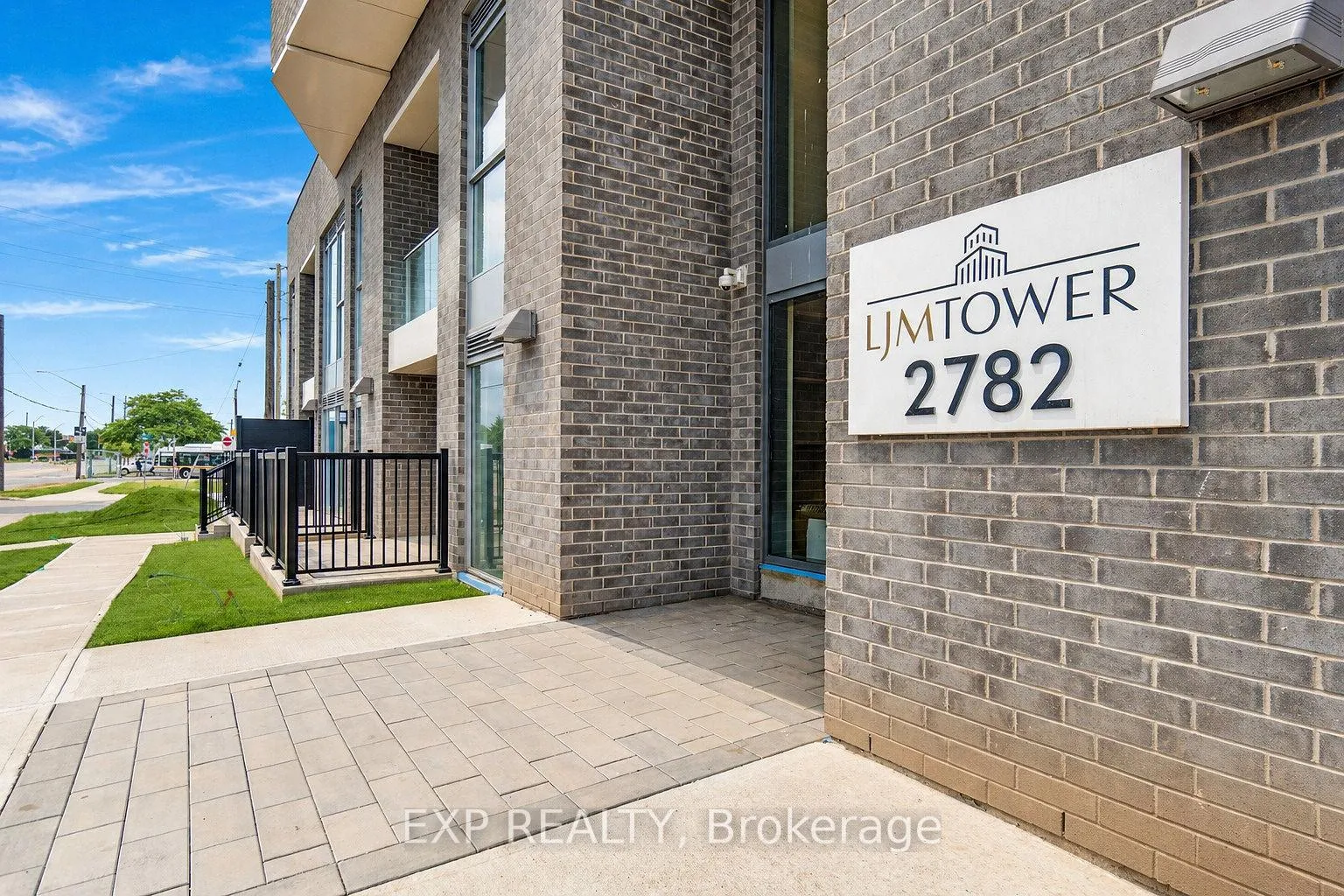 Photo 2 of Unit 902, 2782 Barton Street E, Hamilton, Riverdale — HOMEH
