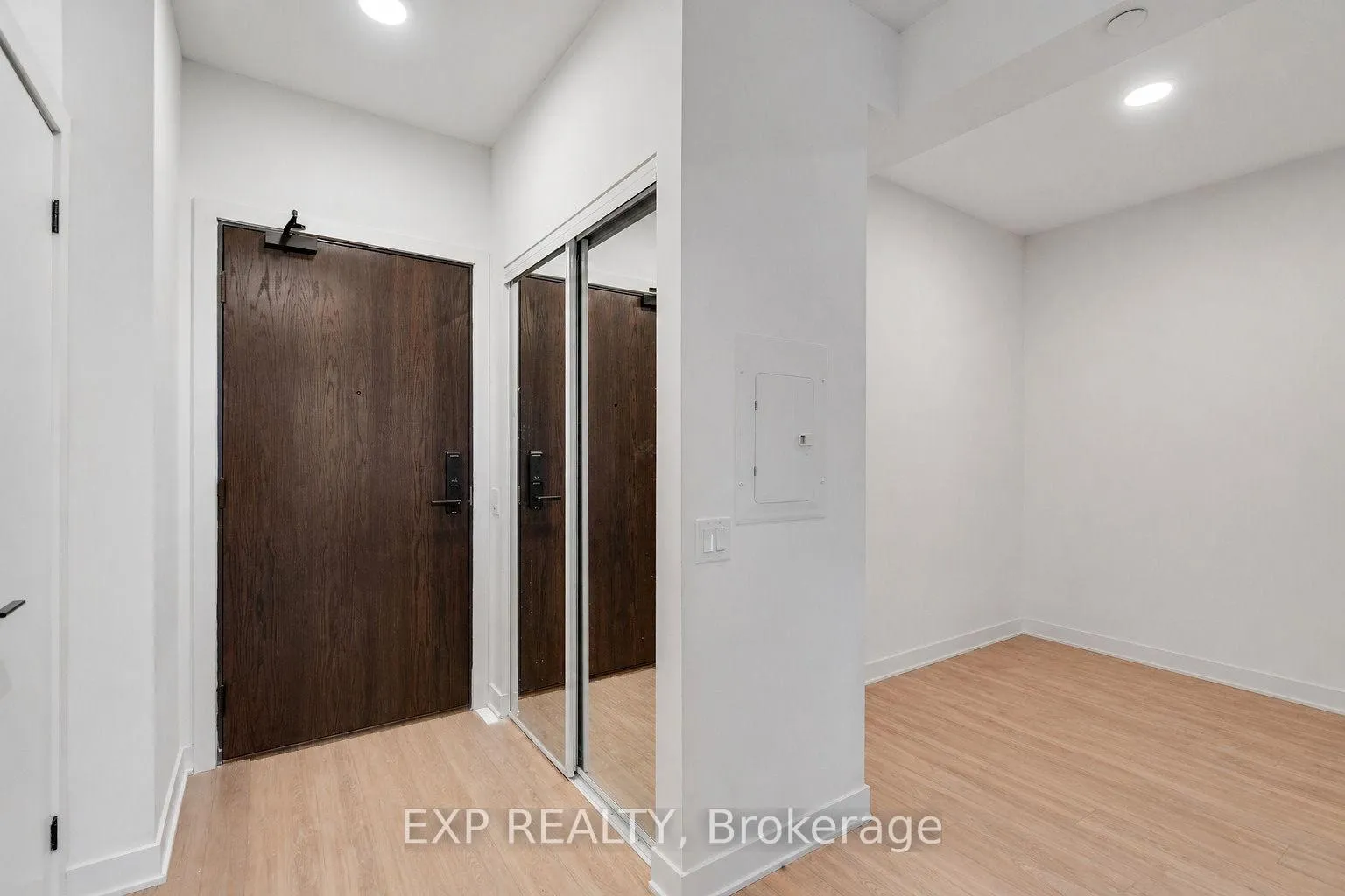 Photo 9 of Unit 902, 2782 Barton Street E, Hamilton, Riverdale — HOMEH