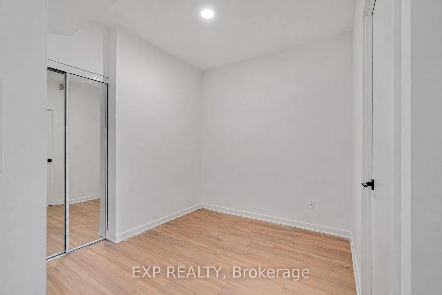 Photo 18 of Unit 902, 2782 Barton Street E, Hamilton, Riverdale — HOMEH